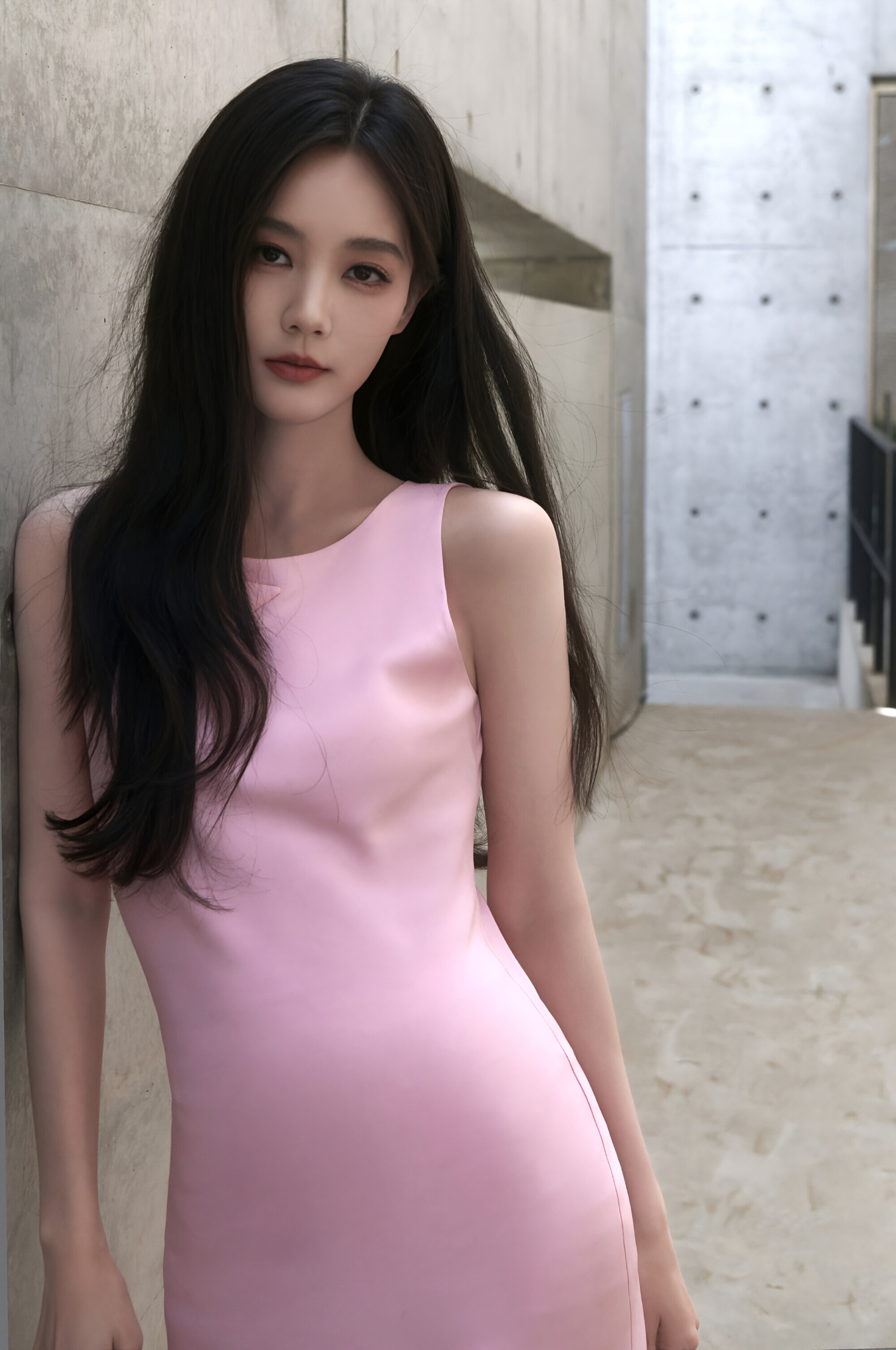 李一桐长发如瀑,身姿曼妙,在光影交错间,诉说着优雅与沉静,每一帧皆是