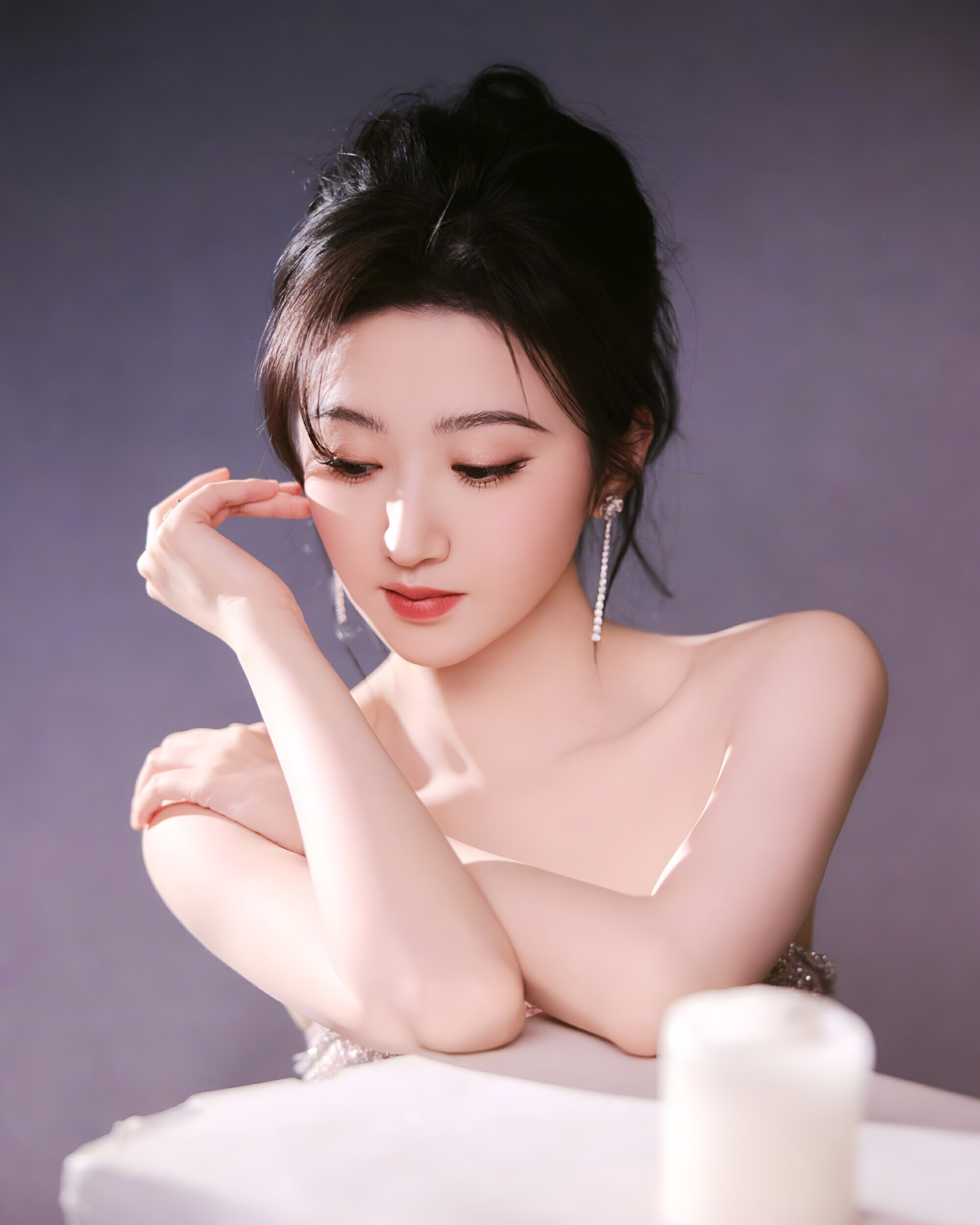 景甜身着一袭粉白渐变抹胸礼裙,宛如从梦幻仙境中走来的仙子