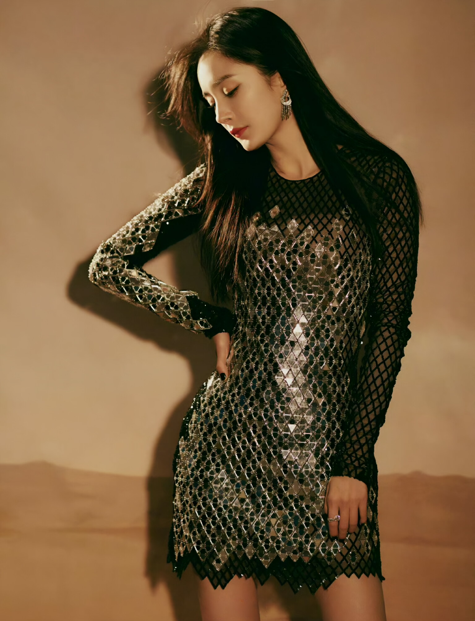 杨幂身着一袭网纱亮片短裙,于光影间绽放独特