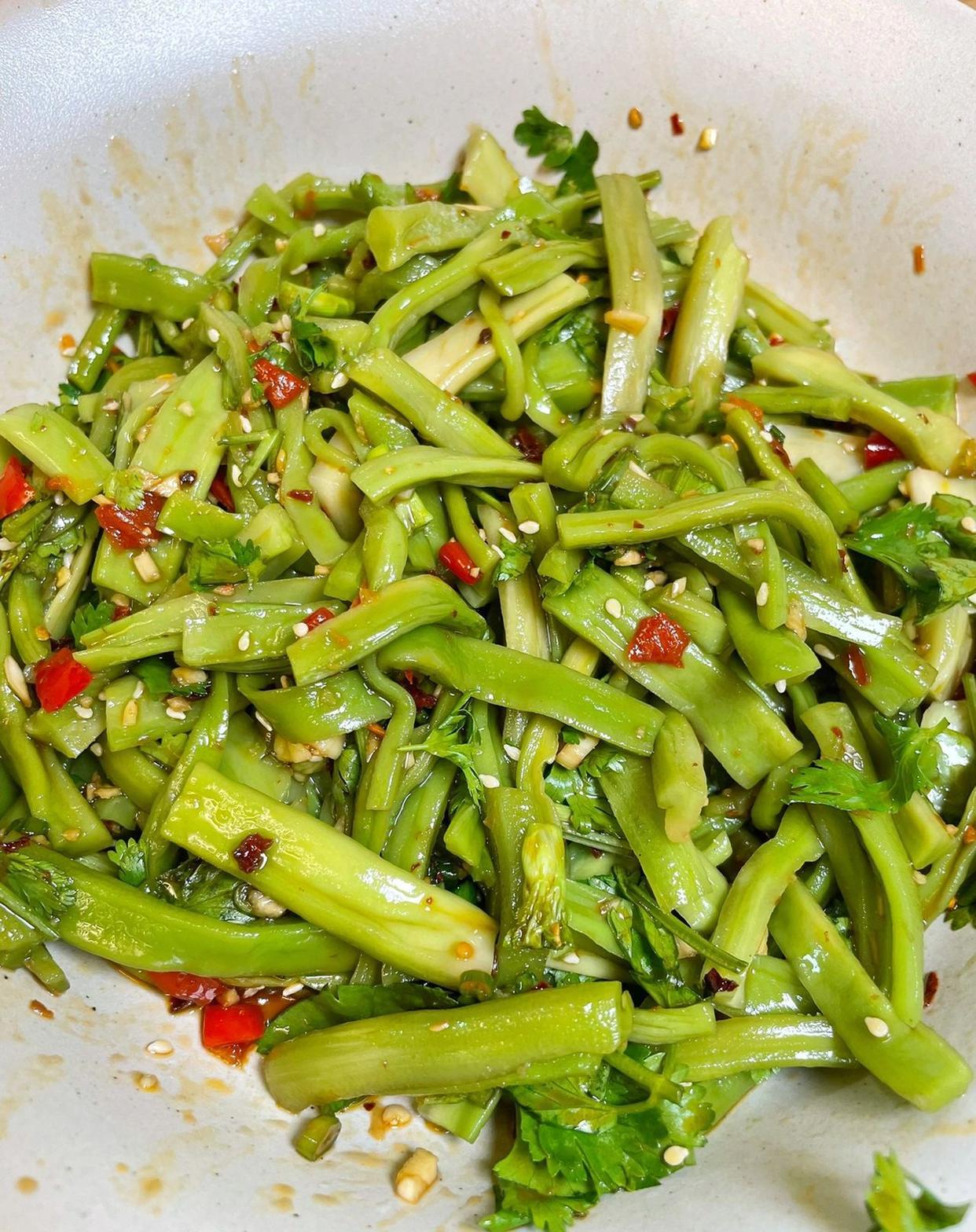 吃火锅的时候心心念念必点的贡菜凉拌起来也是也是夏天的神级凉菜啊