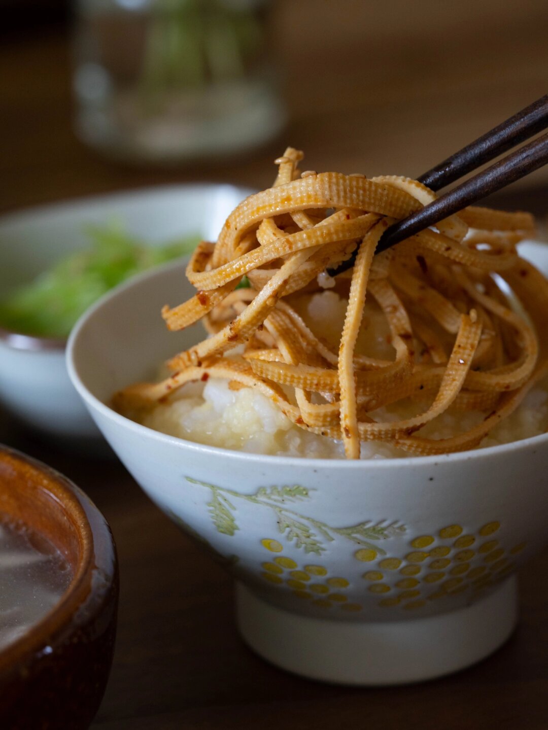 早餐小米白粥凉拌千张凉拌莴苣瘦肉绿笋豆腐汤枣 配花向日葵茴香