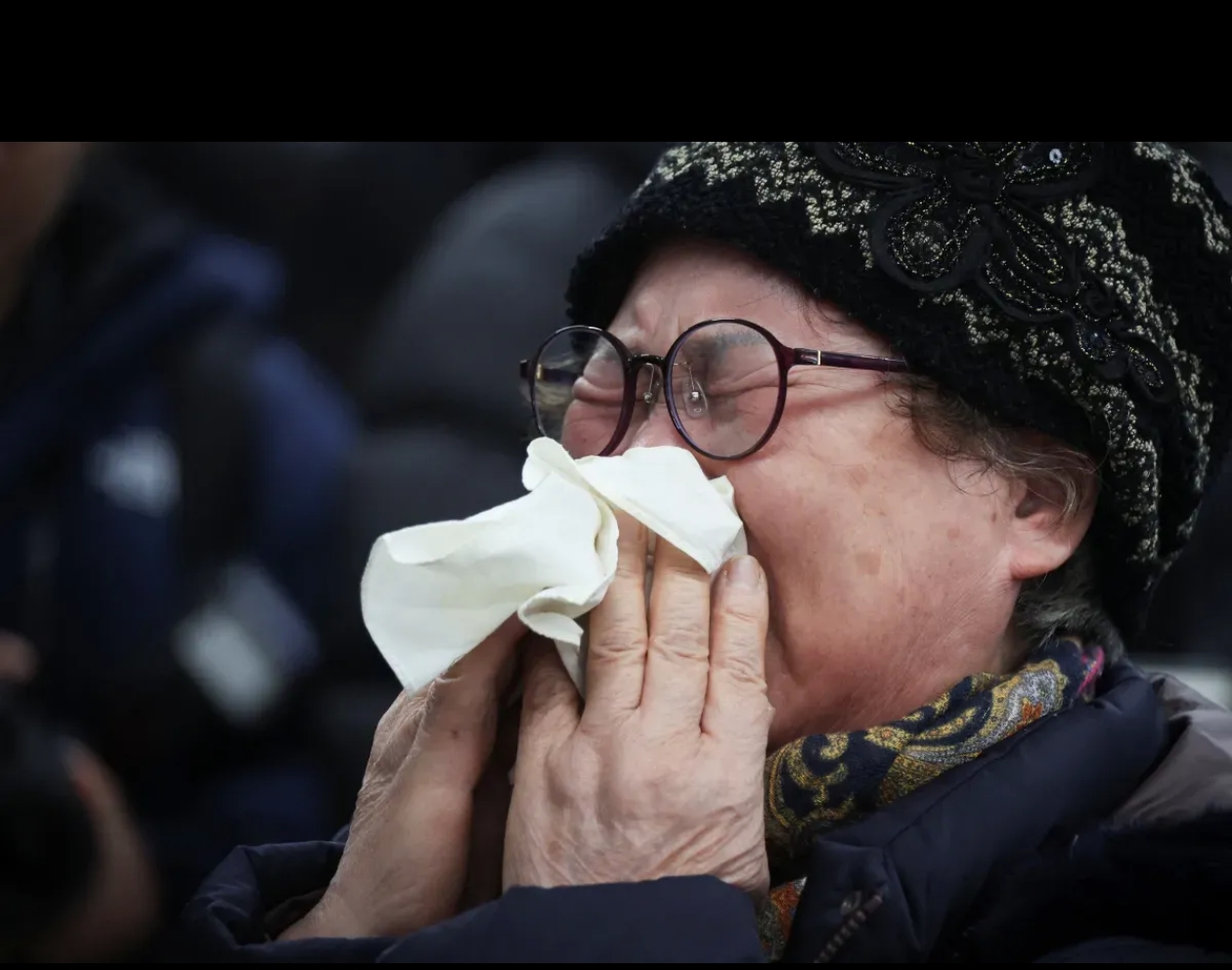 一家9口都在失火客机icon里!