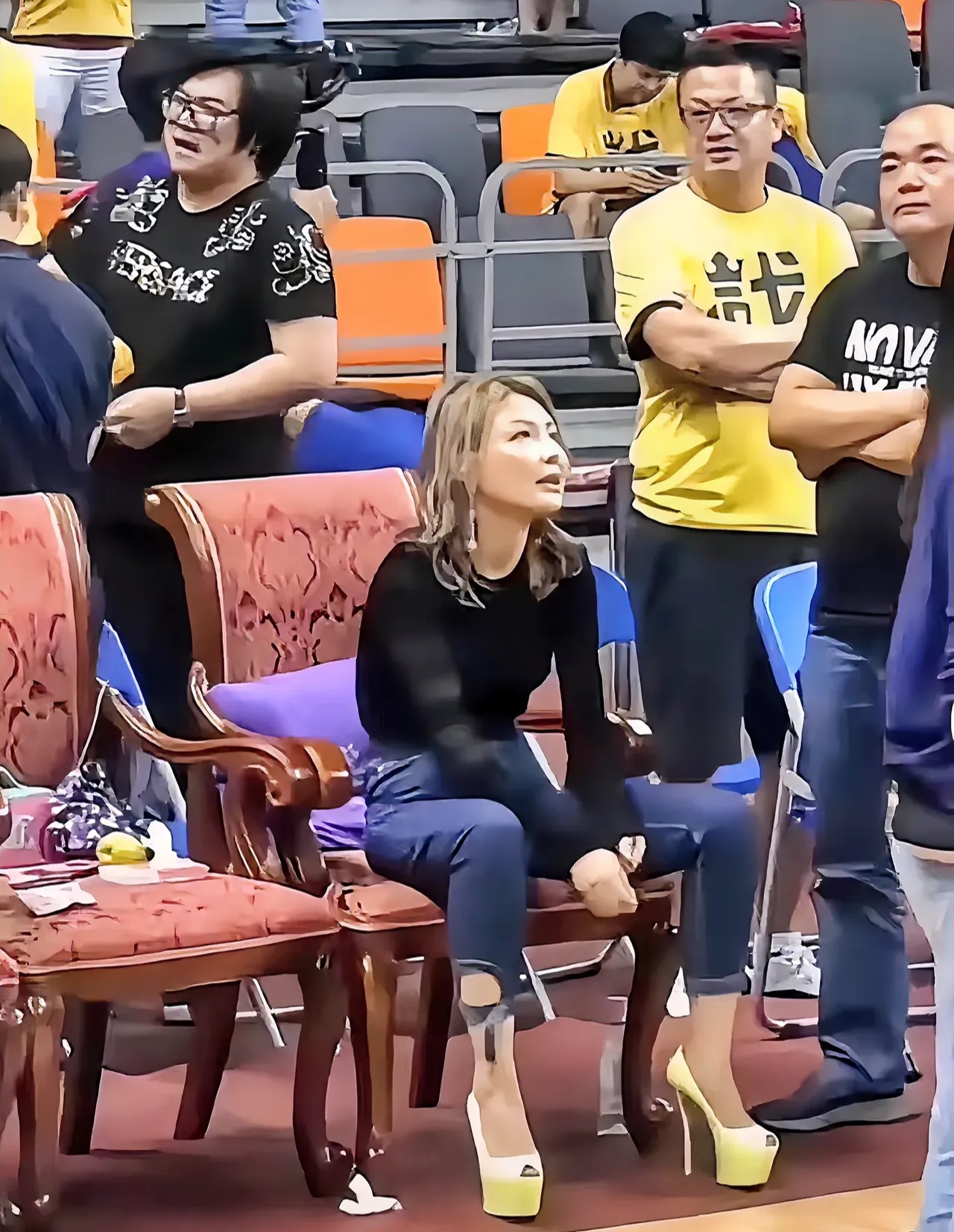 年近五十岁的吴迪被称为:"cba最美老板娘",她的个人魅力,是很屏亮