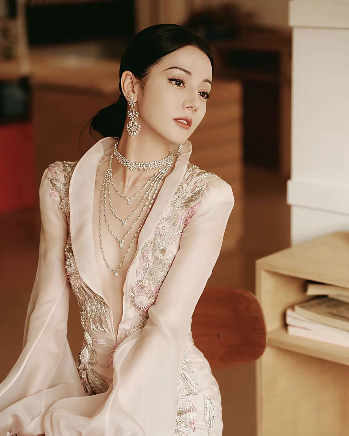 迪丽热巴的深v宫廷礼服设计简直绝了美得让人移不开眼