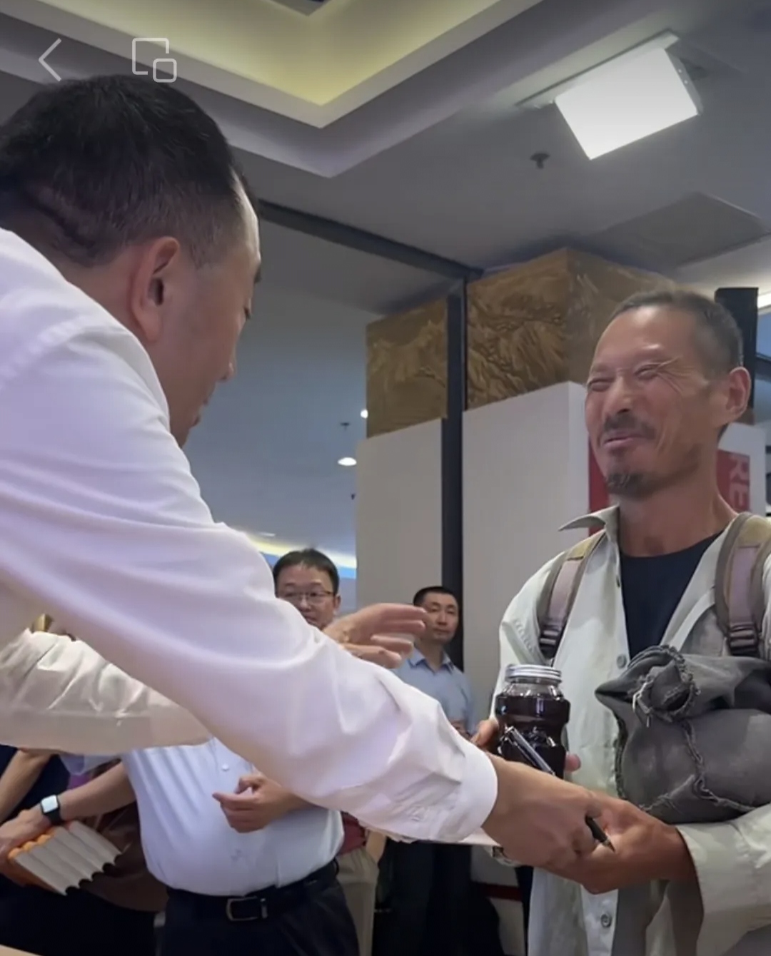**《泥泞仰望星空:一位农民工与书的尊严交响曲》*