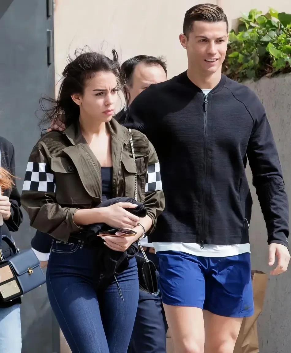 大家翻出她9年前在gucci店卖包时的清纯乔治娜泳装照乔治娜身身材c罗