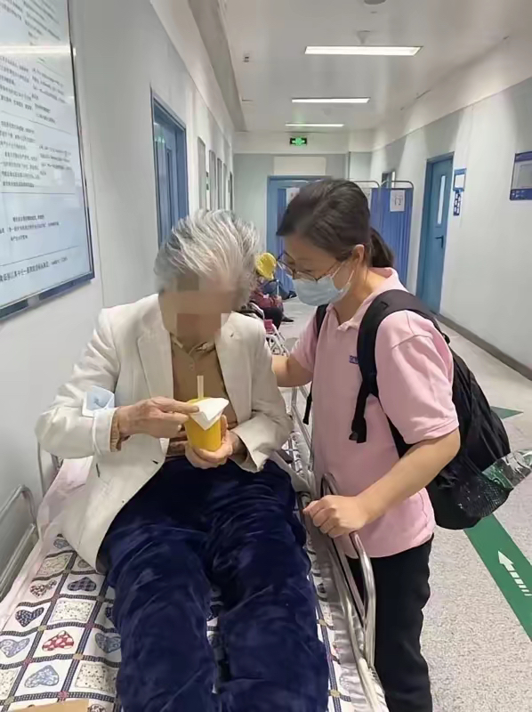 关于回龙观医院门诊陪诊挂号服务老人就医全程搀扶,细节呵护备至的信息 关于回龙观医院门诊陪诊挂号服务老人就医全程搀扶,细节呵护备至的信息