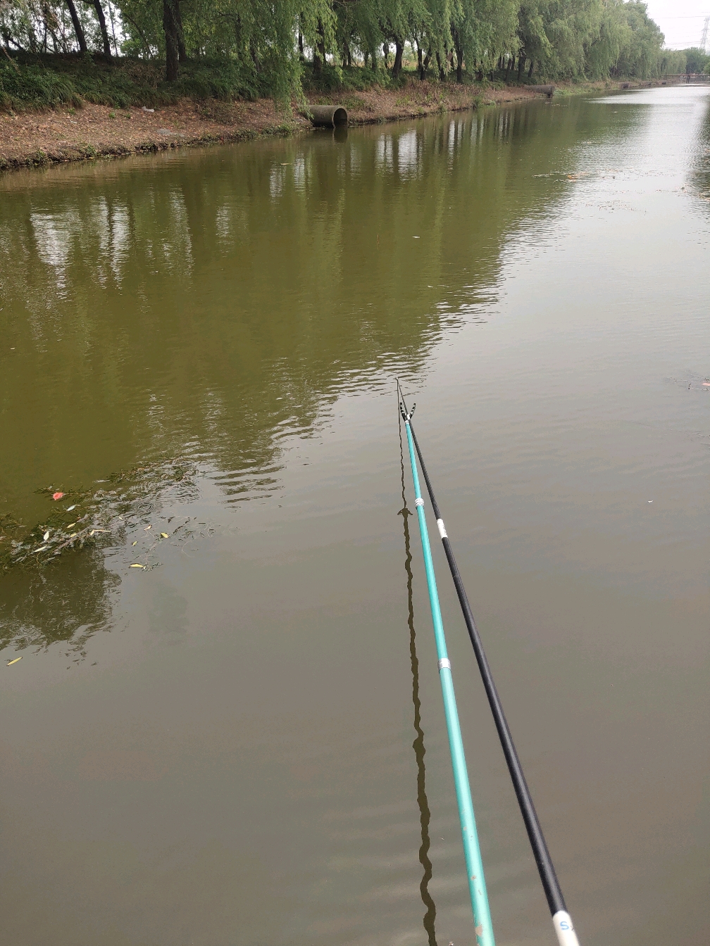 但是老钓鱼人爱钓鱼,上不上鱼没有那么重要