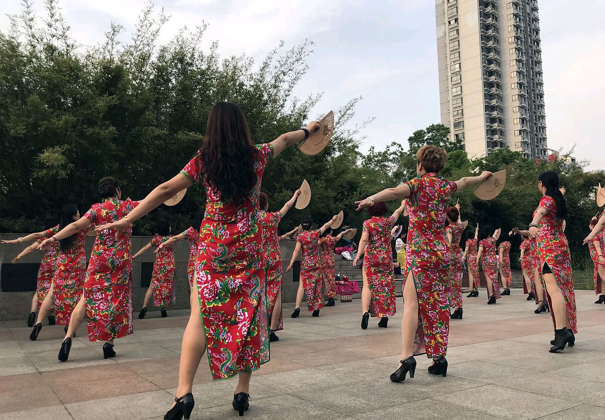 50多岁广场舞大妈的魅力:百只金镯与黄昏恋账单