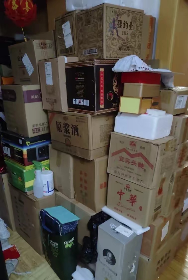 买买买,听到哪里有好货或者有促销白酒一大堆酒图片真实图片车库存酒