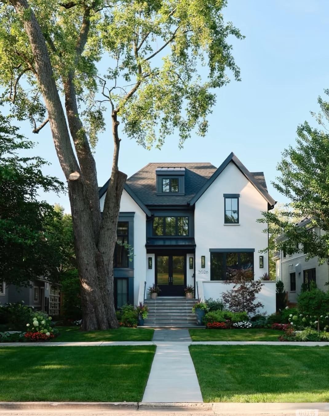 第一名,考上了北大,现在在美国定居,在通用公司上班,还住上了小别墅呢