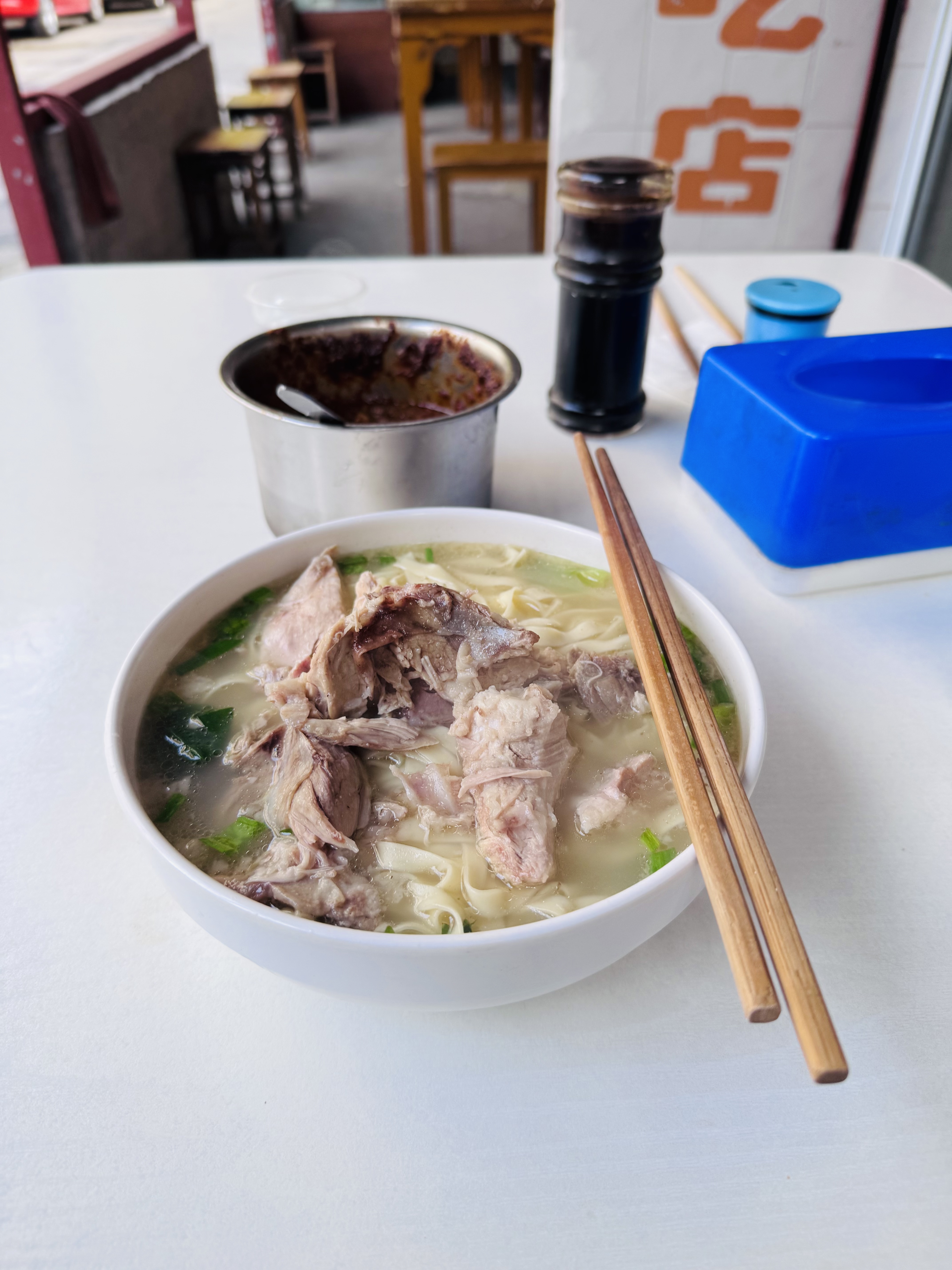 早上现拆的碎肉新鲜可见大宽面条骨头汤里面放了小青菜香干