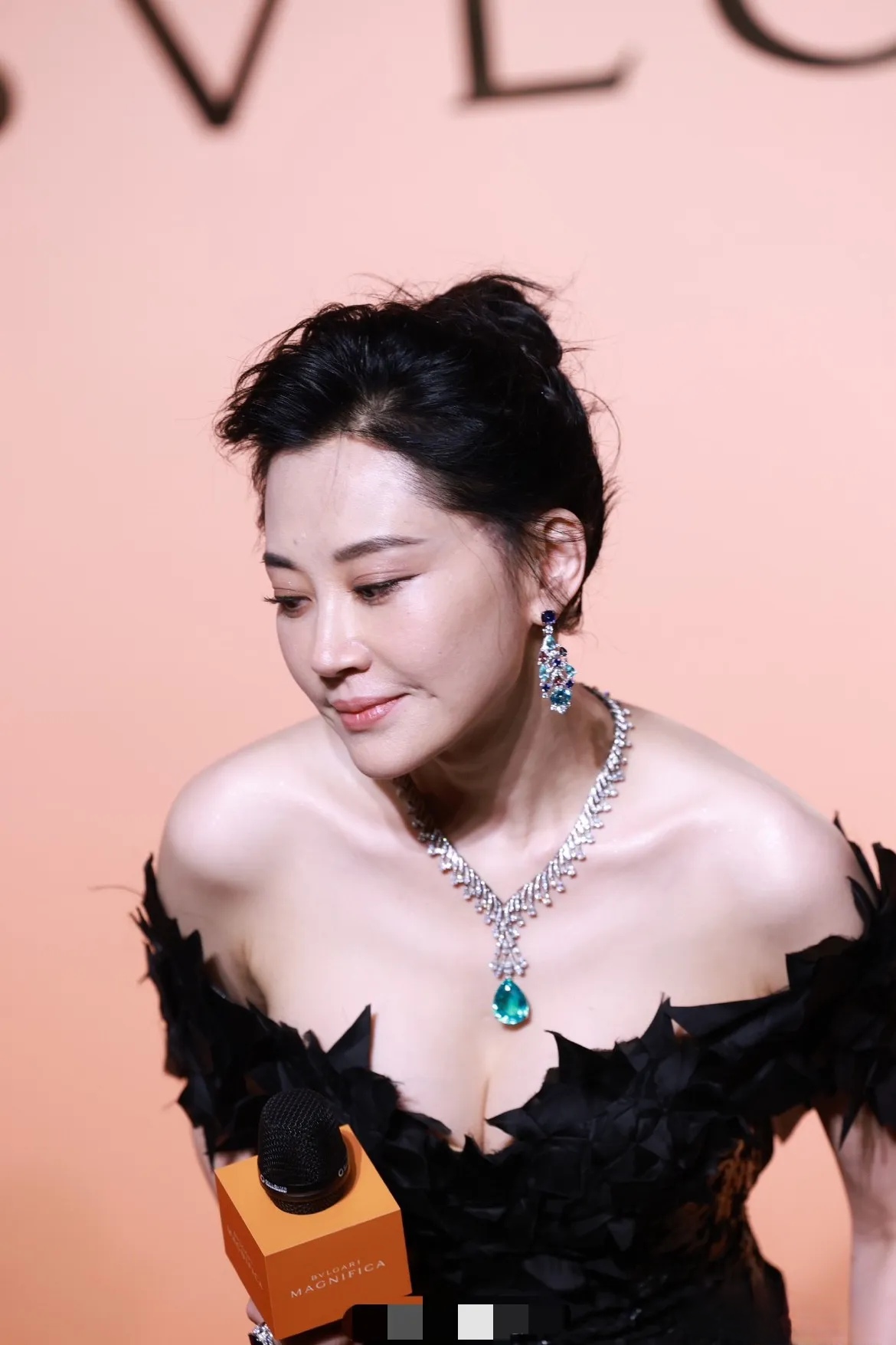 虽然许晴都56岁了,  但这气质哪个男人不喜欢啊!