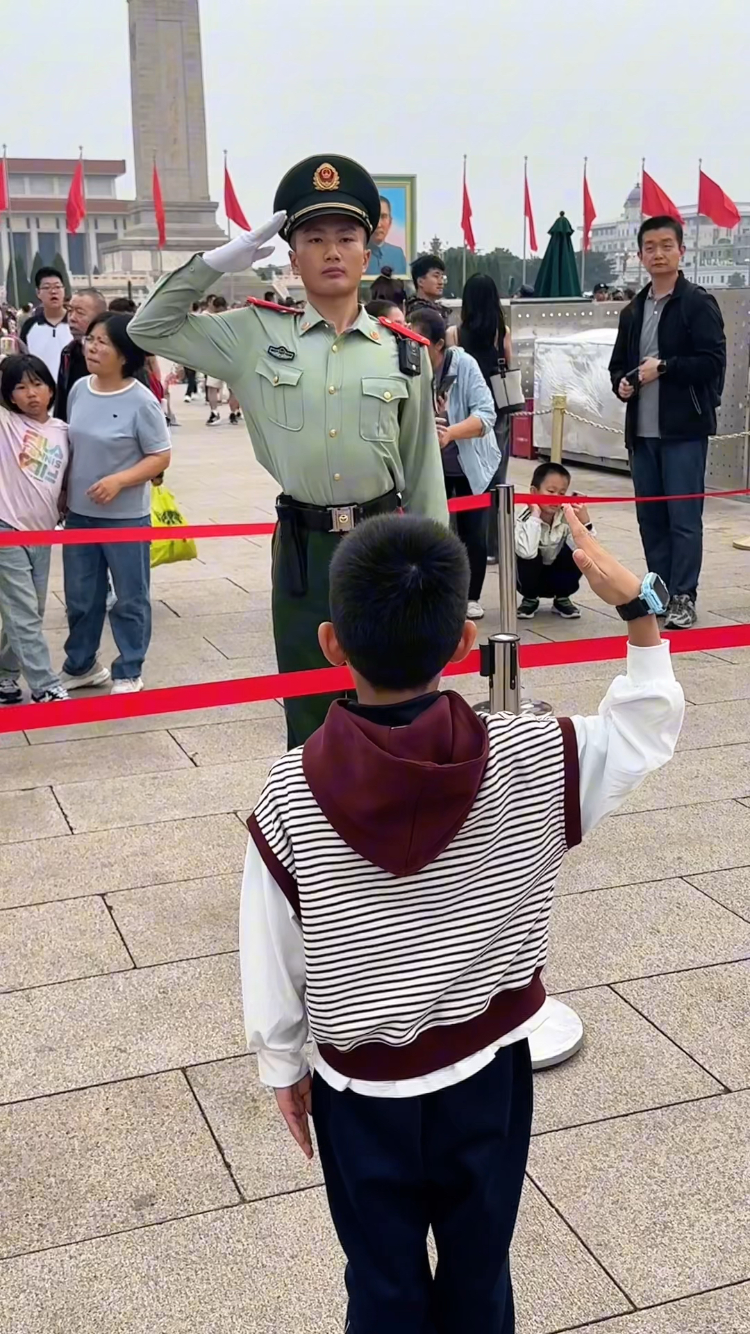 小朋友向兵哥哥敬礼,兵哥哥既然侧转身帅气回礼太有爱了!