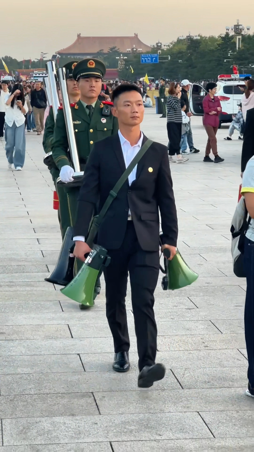 便衣小哥走在前开路,他们属于什么级别,兵哥哥队伍阔步走来啦