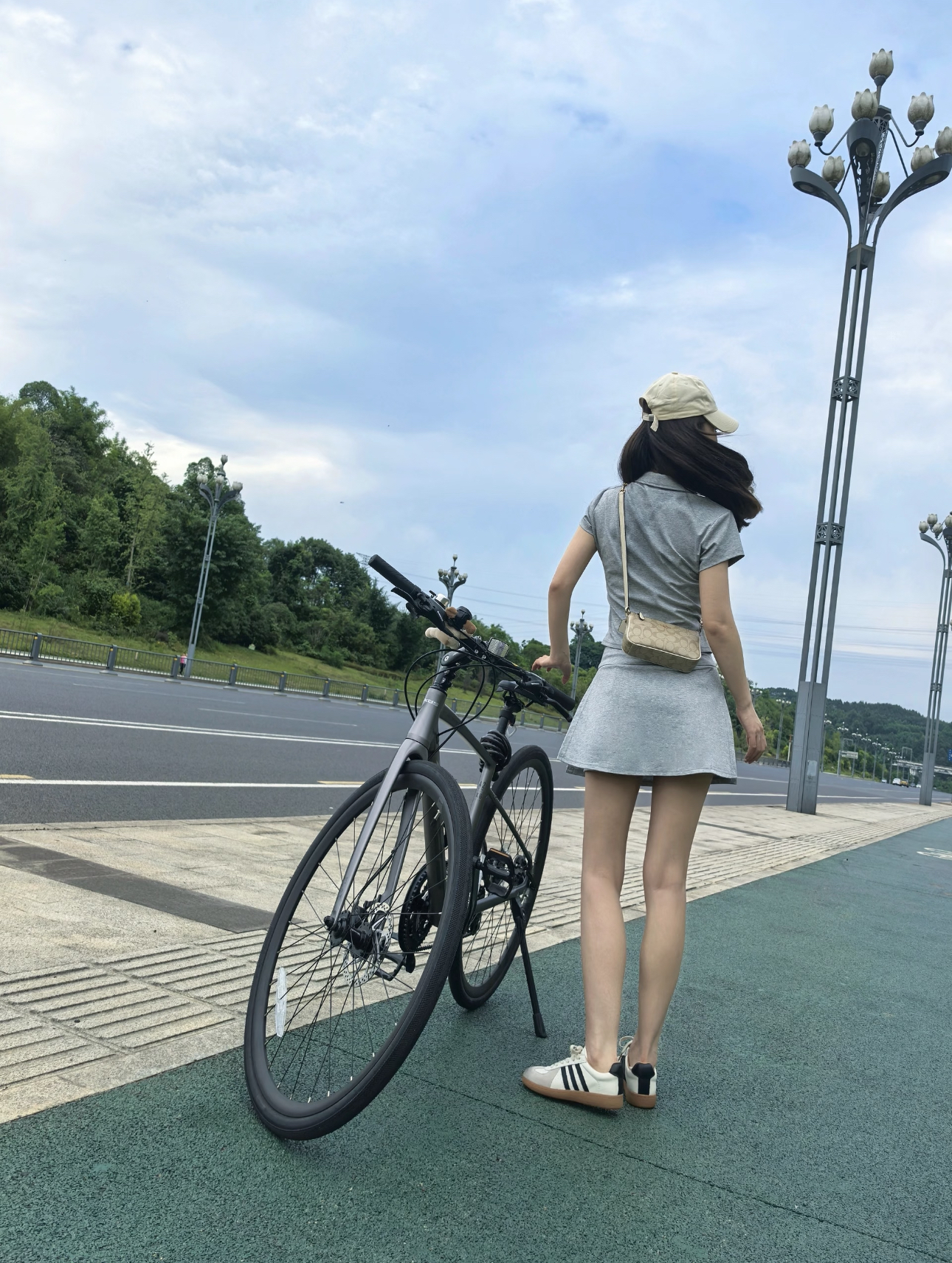 她不再唠唠叨叨,也不抱怨什么,从不喊苦叫累