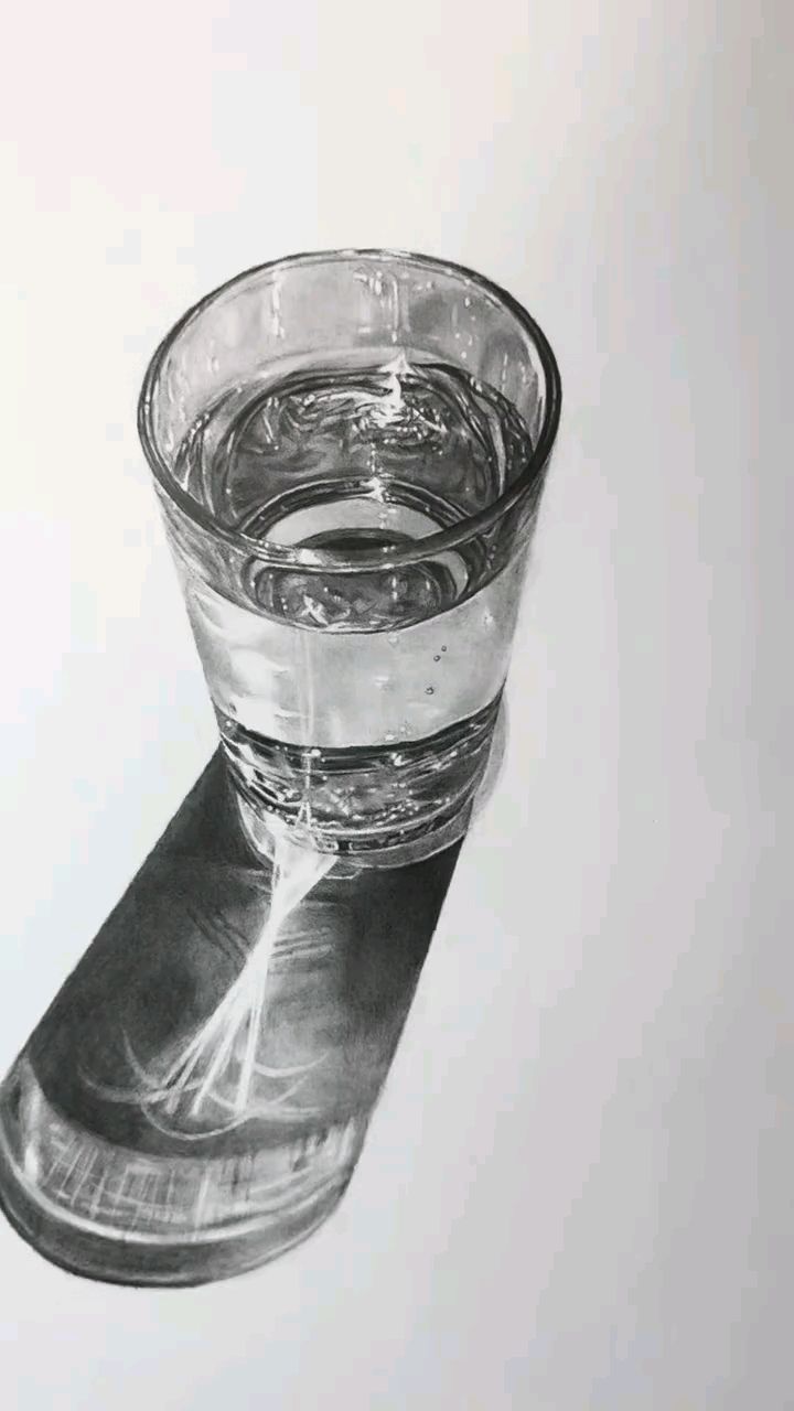 用铅笔画装满水的玻璃杯