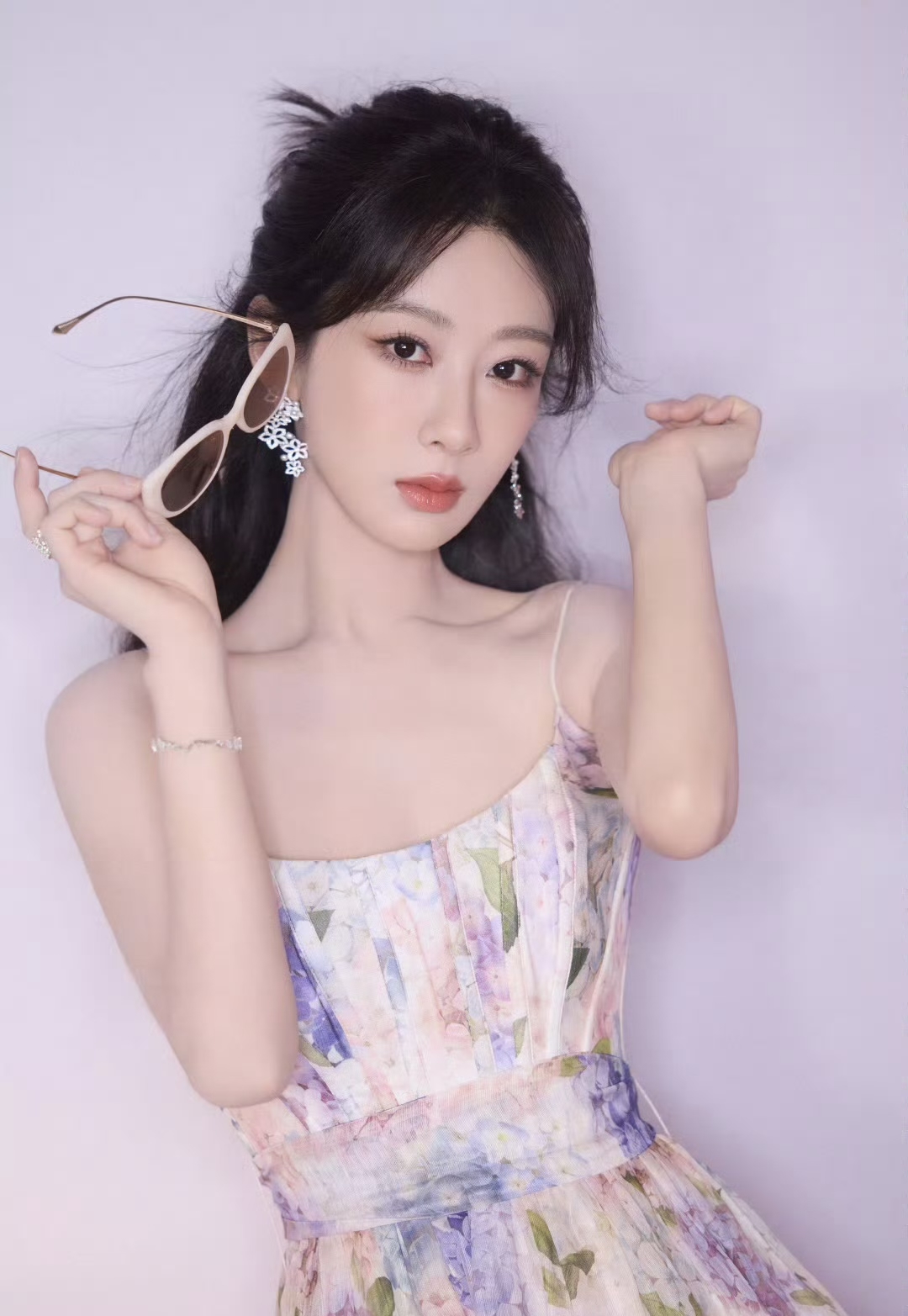 "花仙子"杨紫"小清新碎花吊带裙"造型迷人眼!