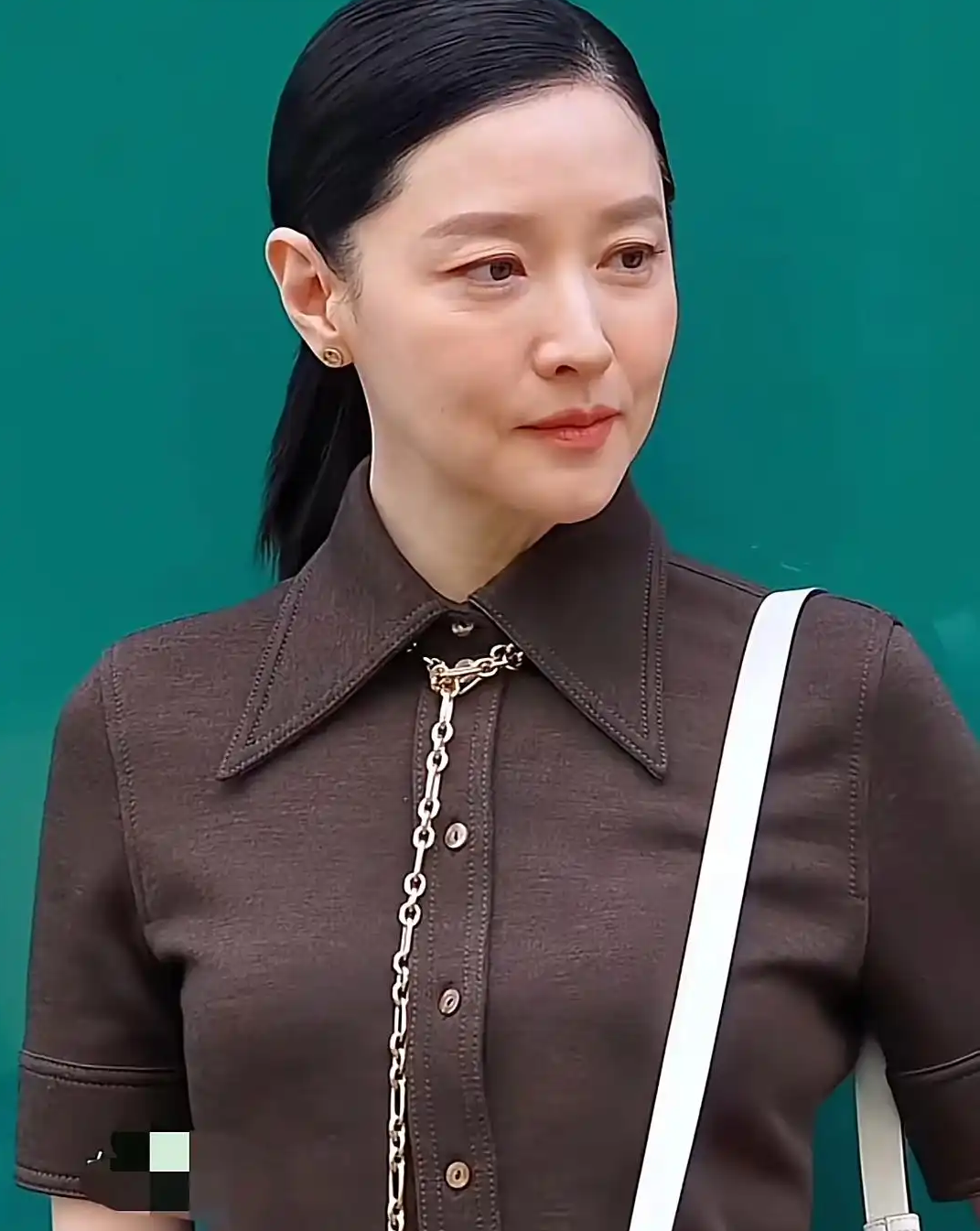 大长今的女主演人物李英爱近照曝光出来,如今已经54岁的她明显有了些