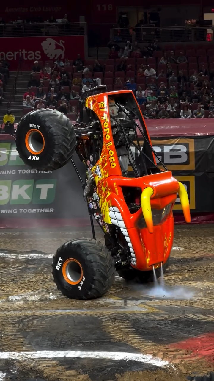 实拍大脚车特技表演,司机驾驶技术真牛!