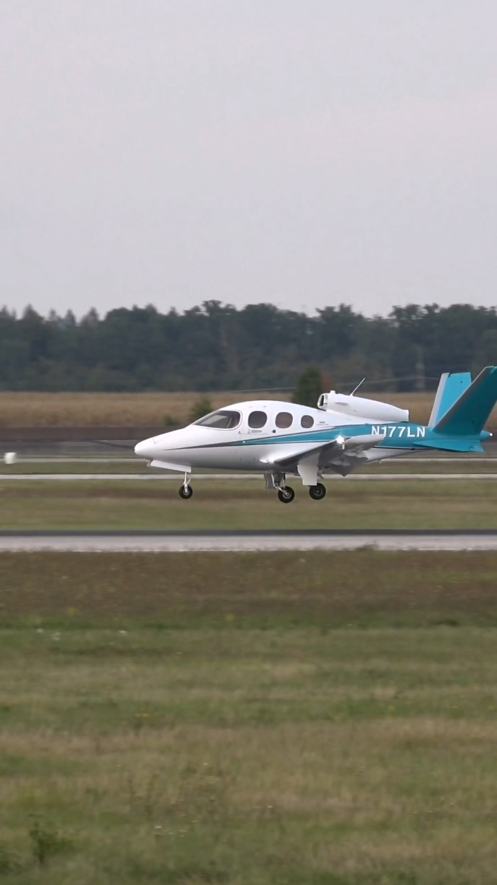 实拍私人飞机降落机场,看着真可爱啊!