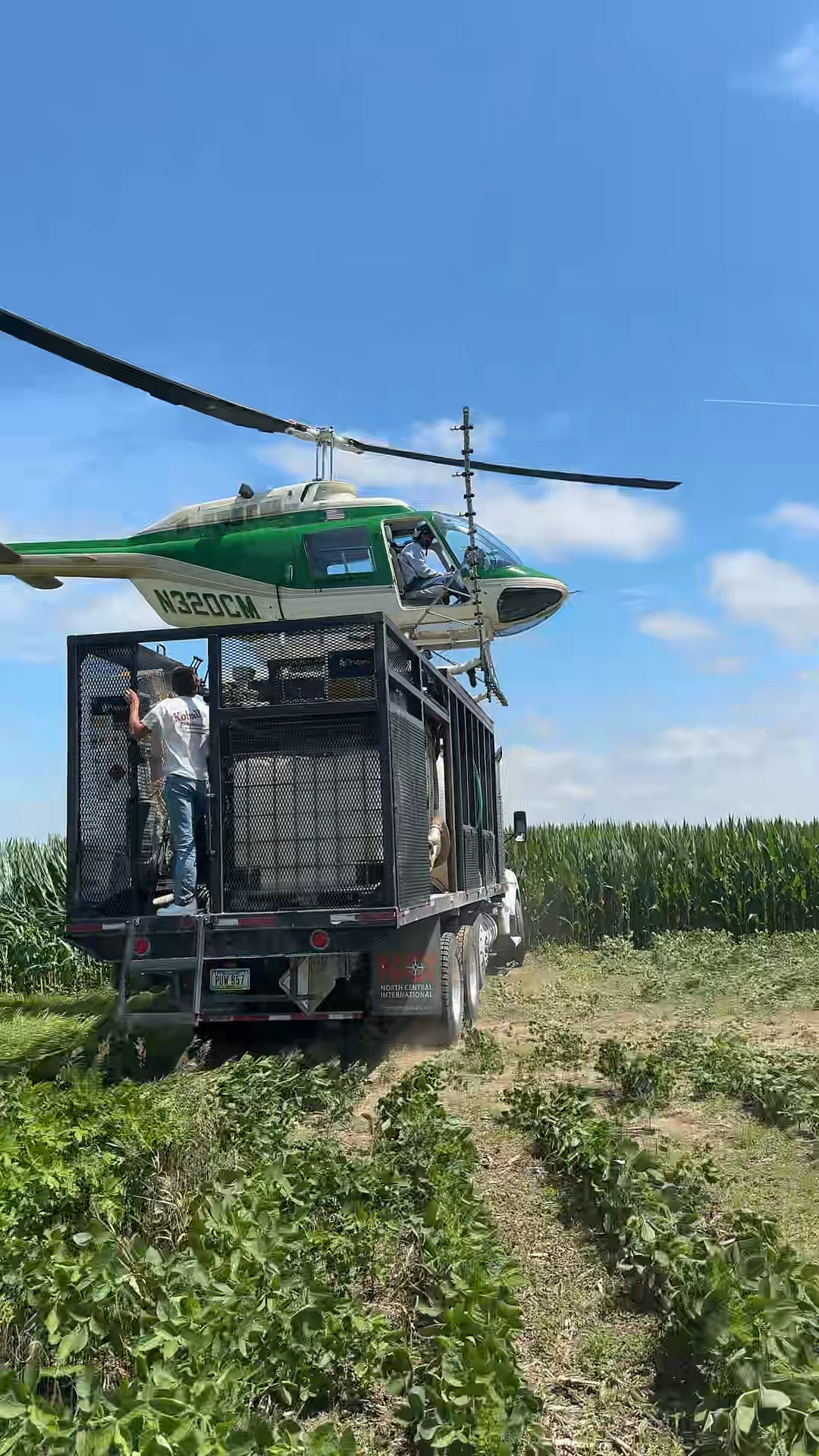 实拍直升机撒农药,真先进啊!