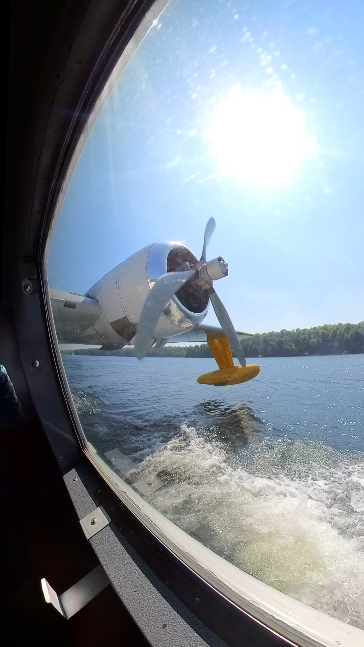 实拍飞机从水面起飞过程!