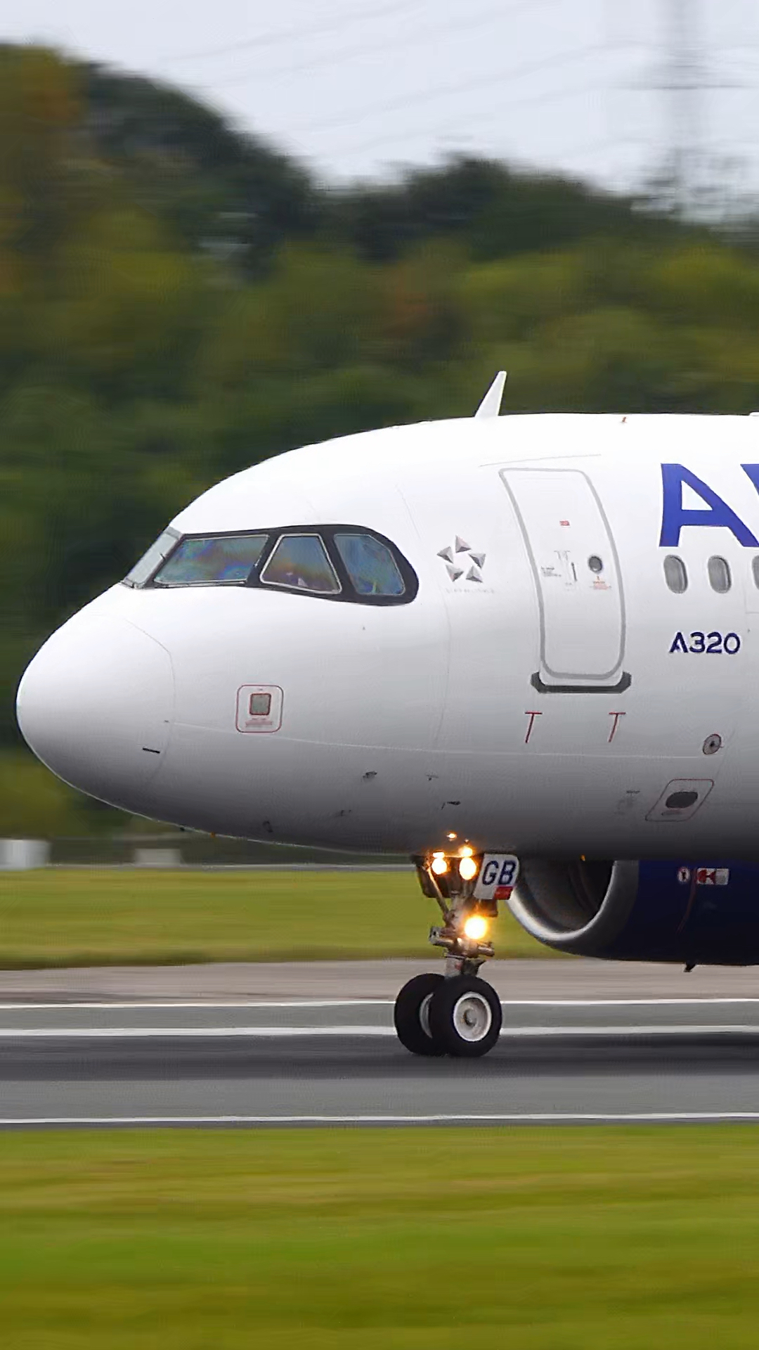 实拍飞机起飞过程!