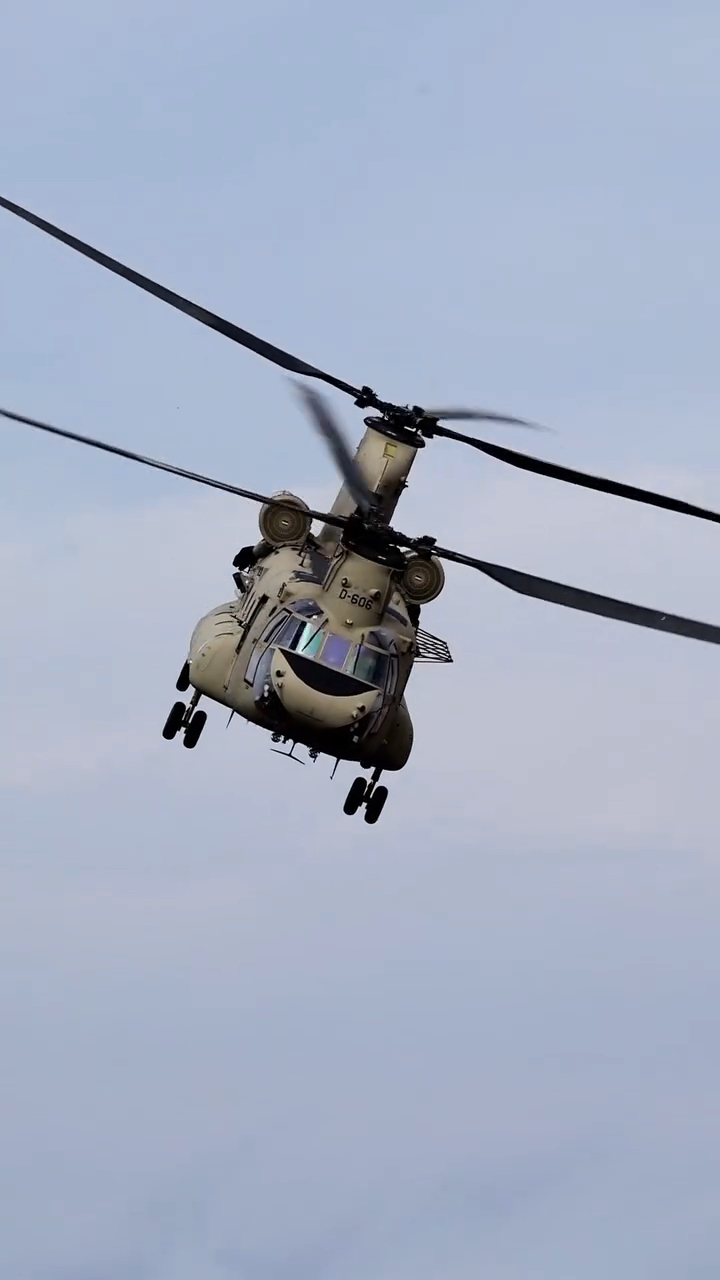 这是什么直升机啊,怎么两个螺旋桨呢!