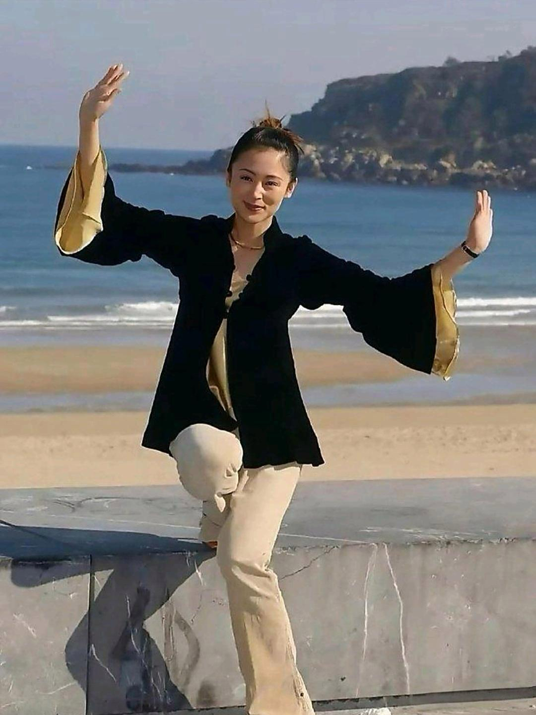 陈红年轻时确实风华绝代五官明艳又大气是很多人心中的女神