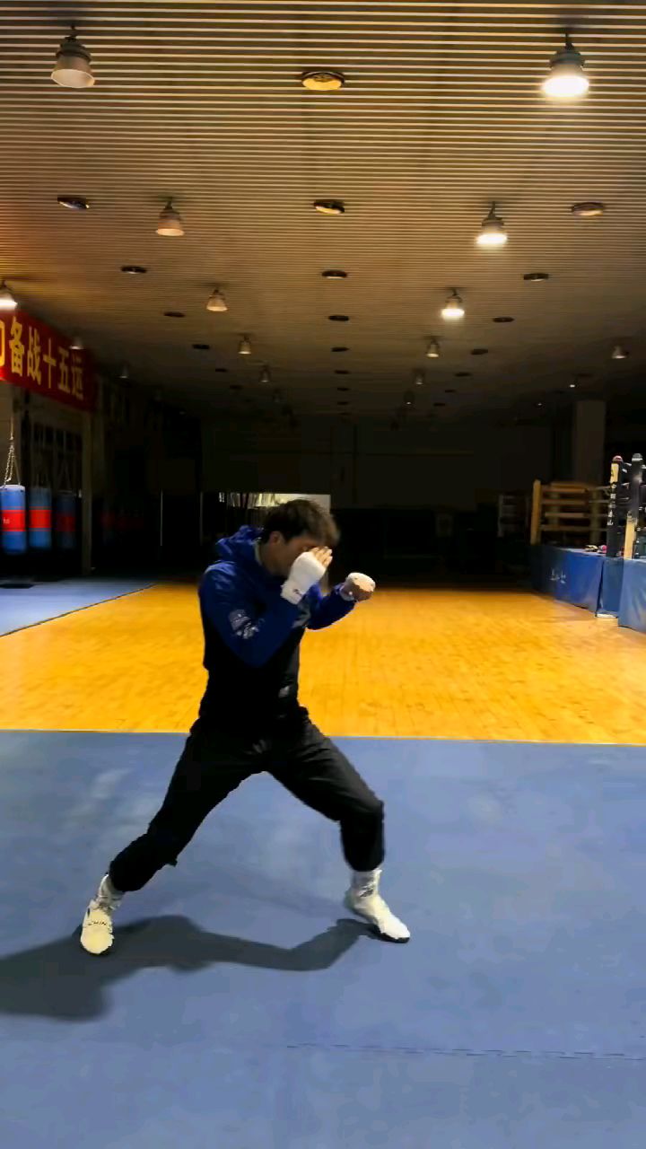 搏击脚步动作,快速移动脚跟不黏地