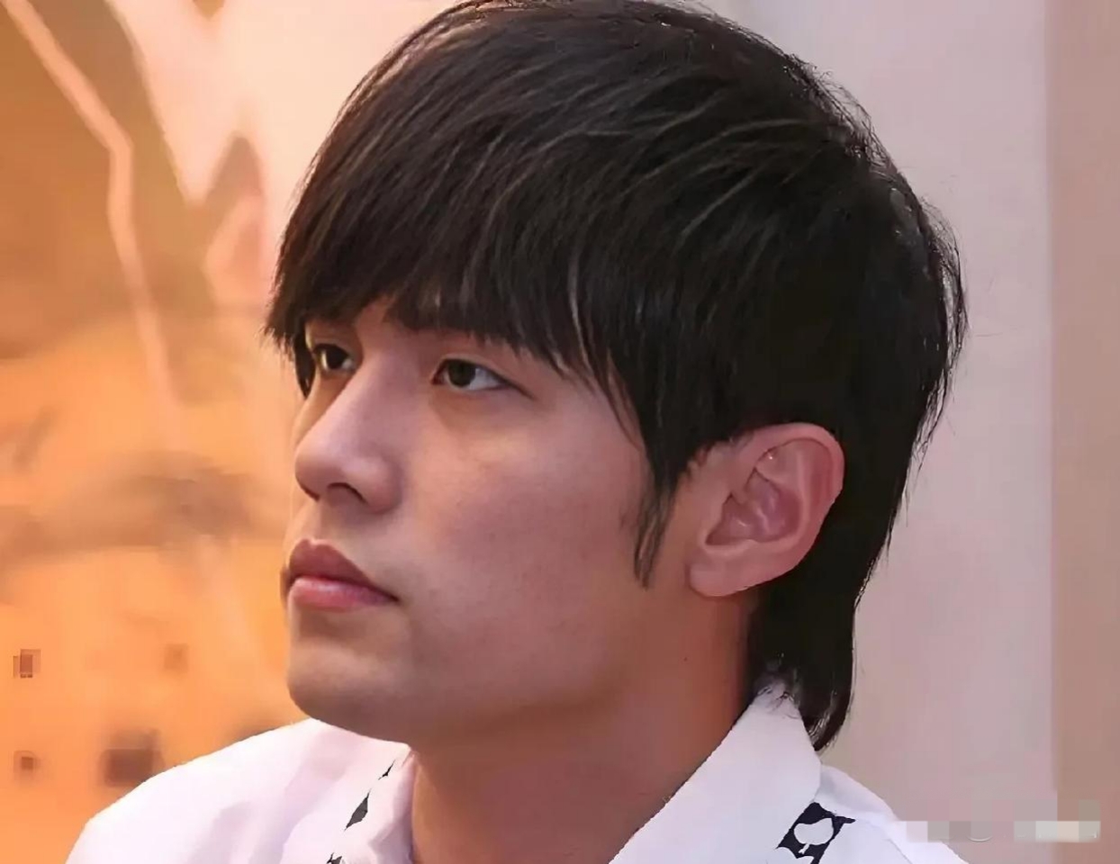 从面相来看,周杰伦这个人