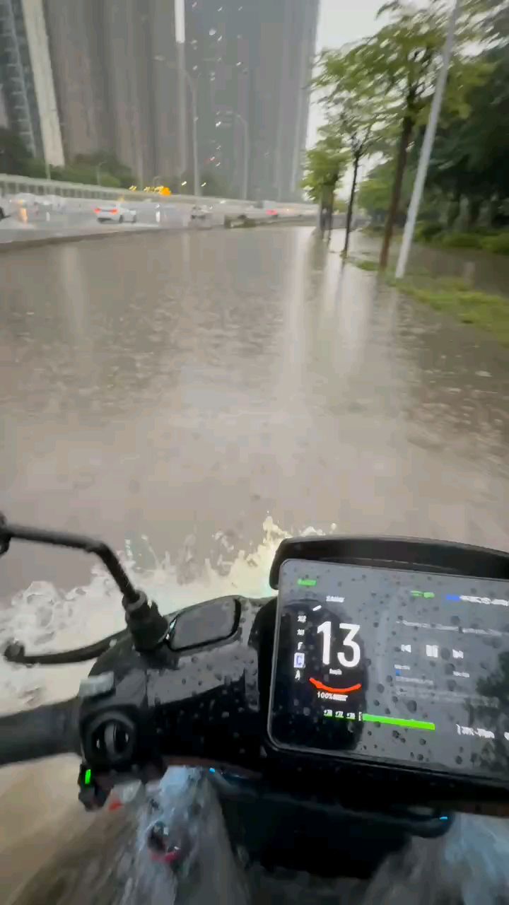 下大雨了:当船来开了