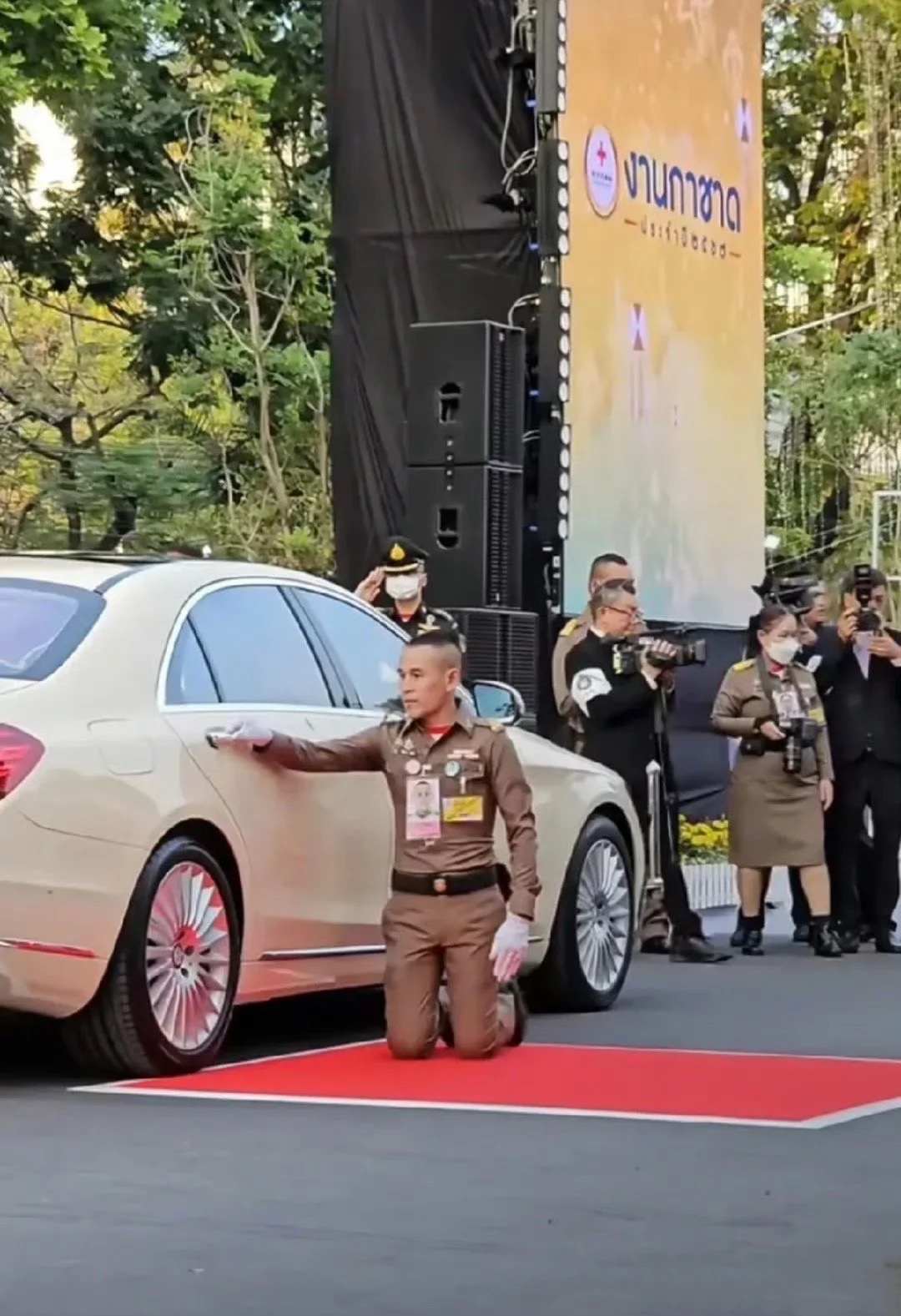 我之前看过这泊车小弟被泰国国王暴揍 果真是伴君如伴虎