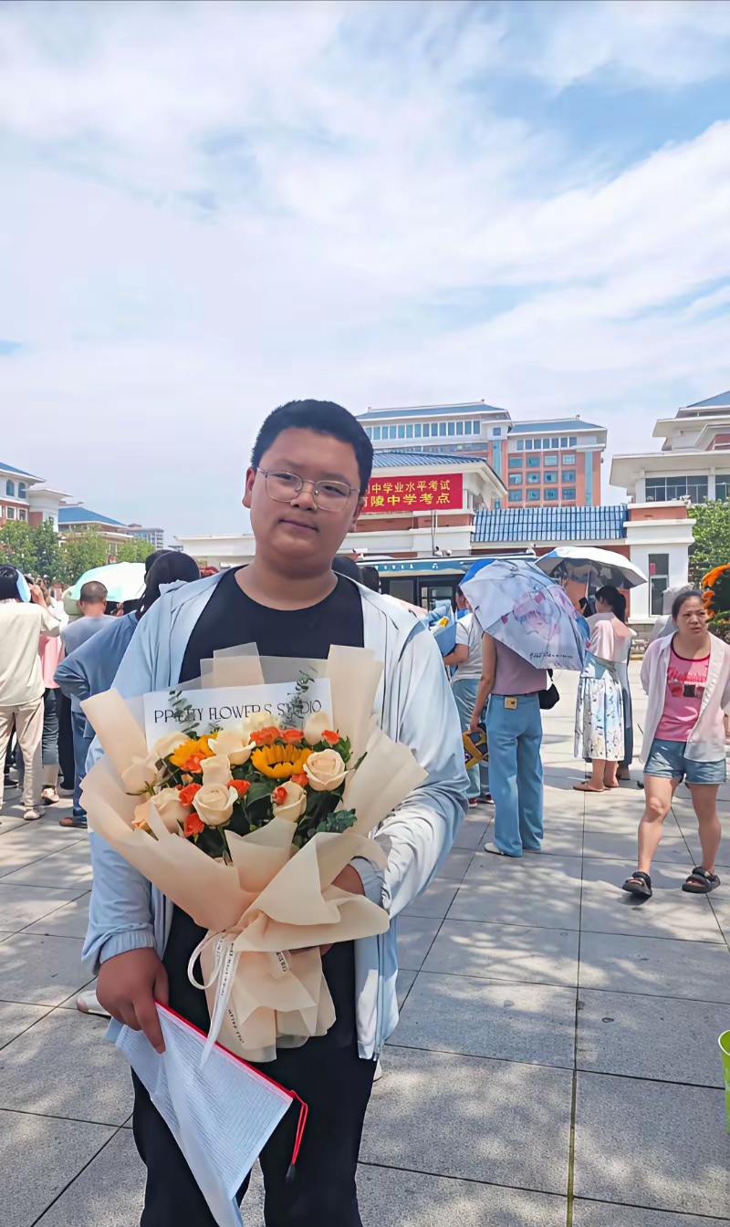 高考考场外,熙熙攘攘的人群中,家长们踮脚张望的身影