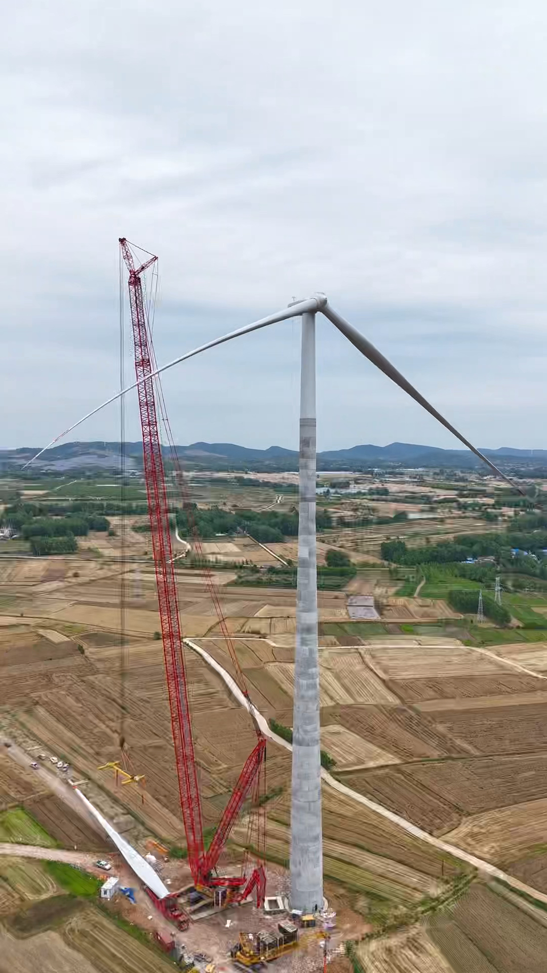 170米风力发电机吊装叶片完成