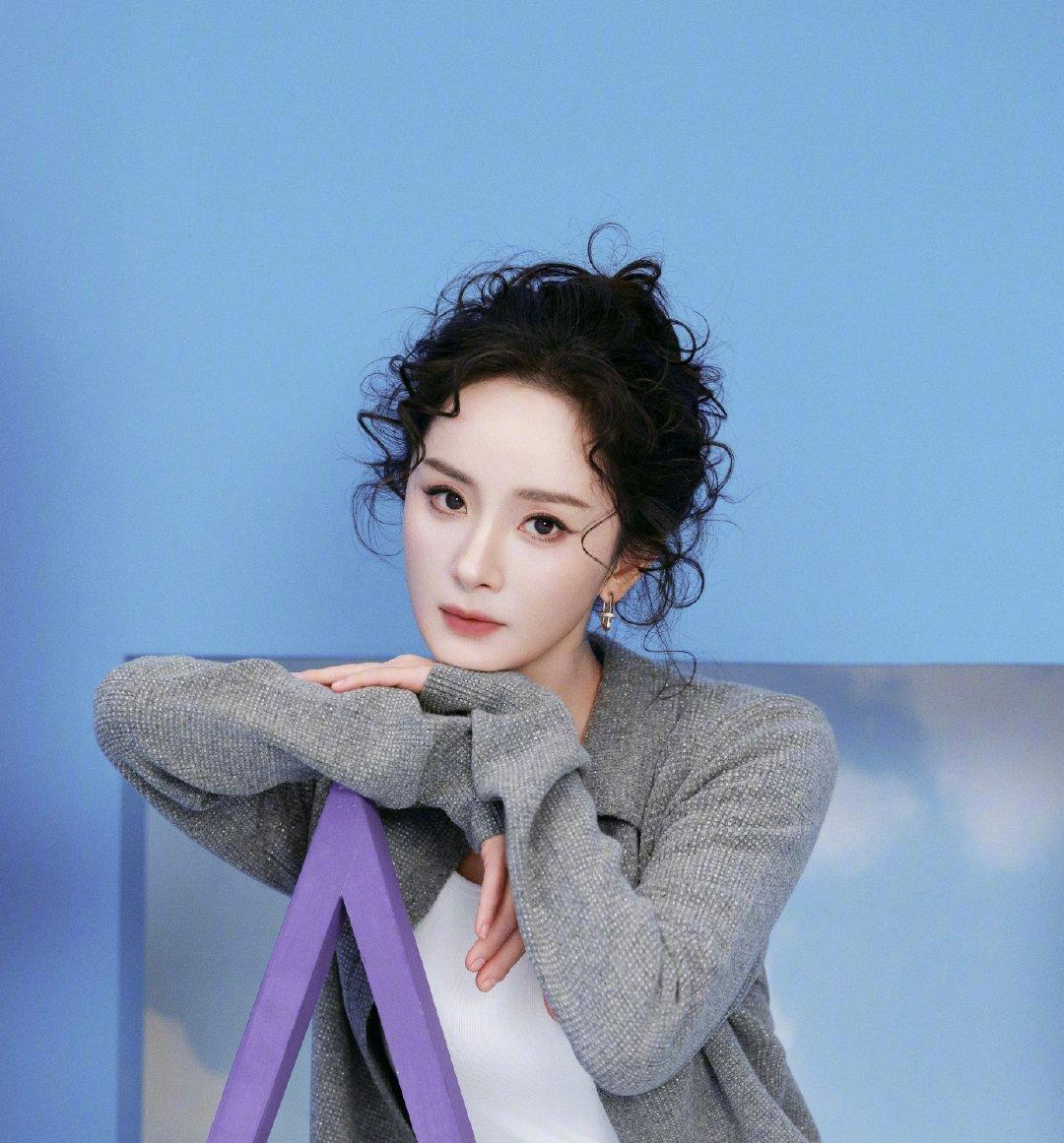 杨幂羊毛卷发型引粉丝暴怒撞脸程莉莎显老10岁