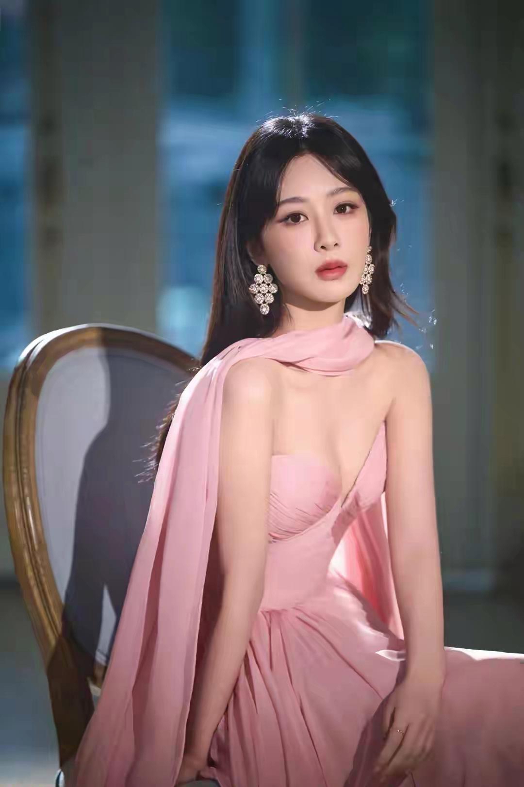 杨紫粉色抹胸裙写真杀疯了!甜辣交织美到犯规,热搜破8亿