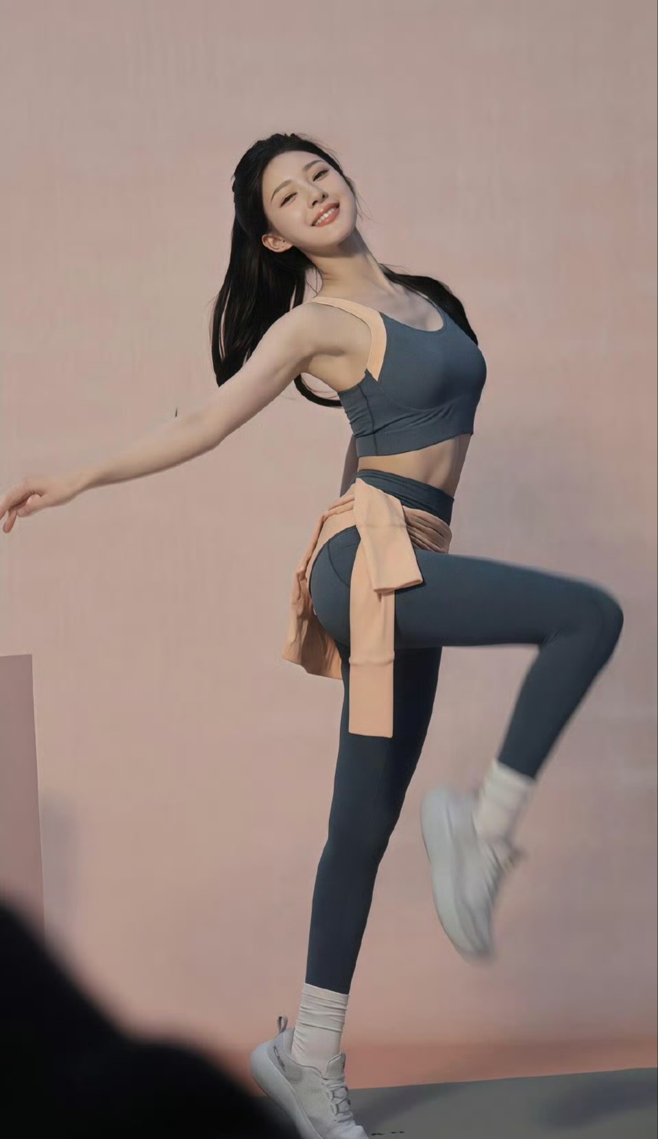 赵露思身穿瑜伽服套装,一看就是青春活力的模样,谁能想到这么活力的她