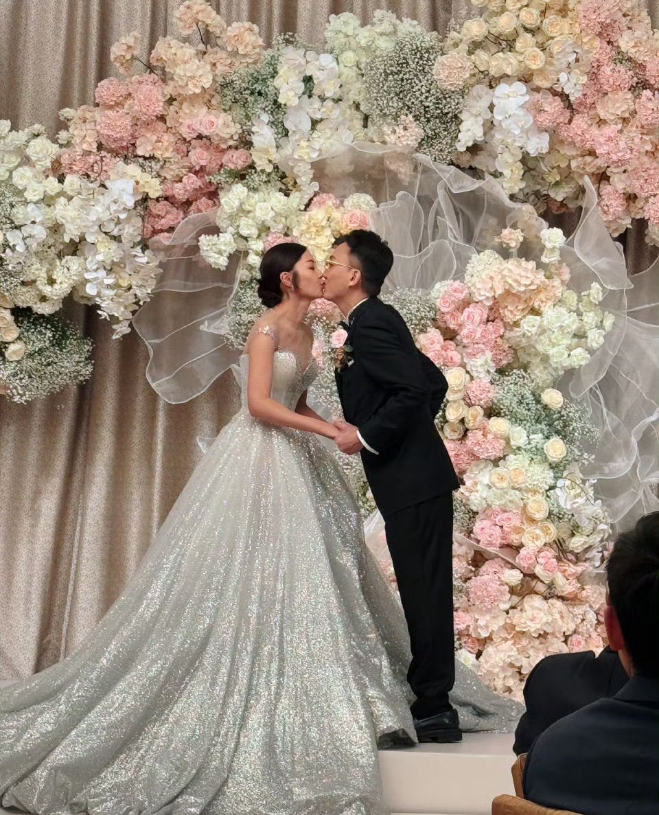 其丈夫是一名医生,两人相恋近三年.#卫诗雅