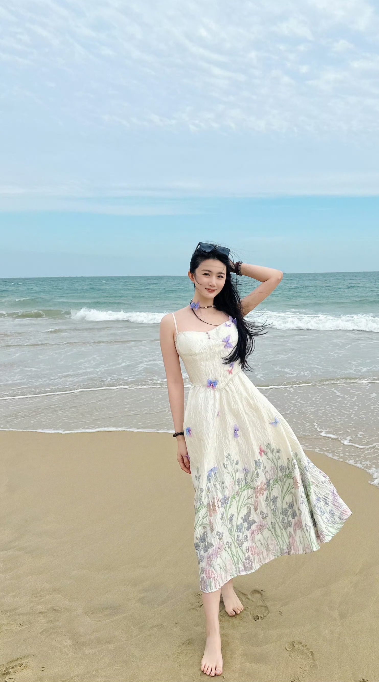 女演员赵昕身穿五百八十元的吊带连衣裙,不火的演员也这么有钱呢!