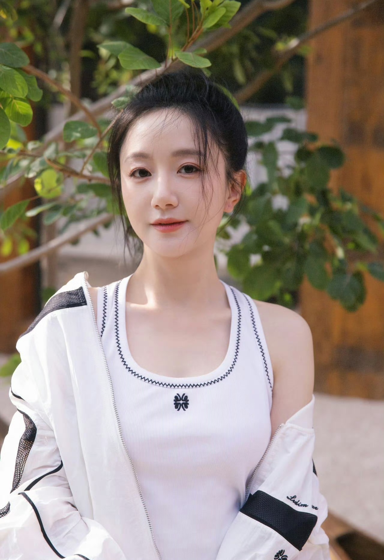 41岁的李倩这模样比以前还要好看了跟二十几岁的小姑娘似的是不是