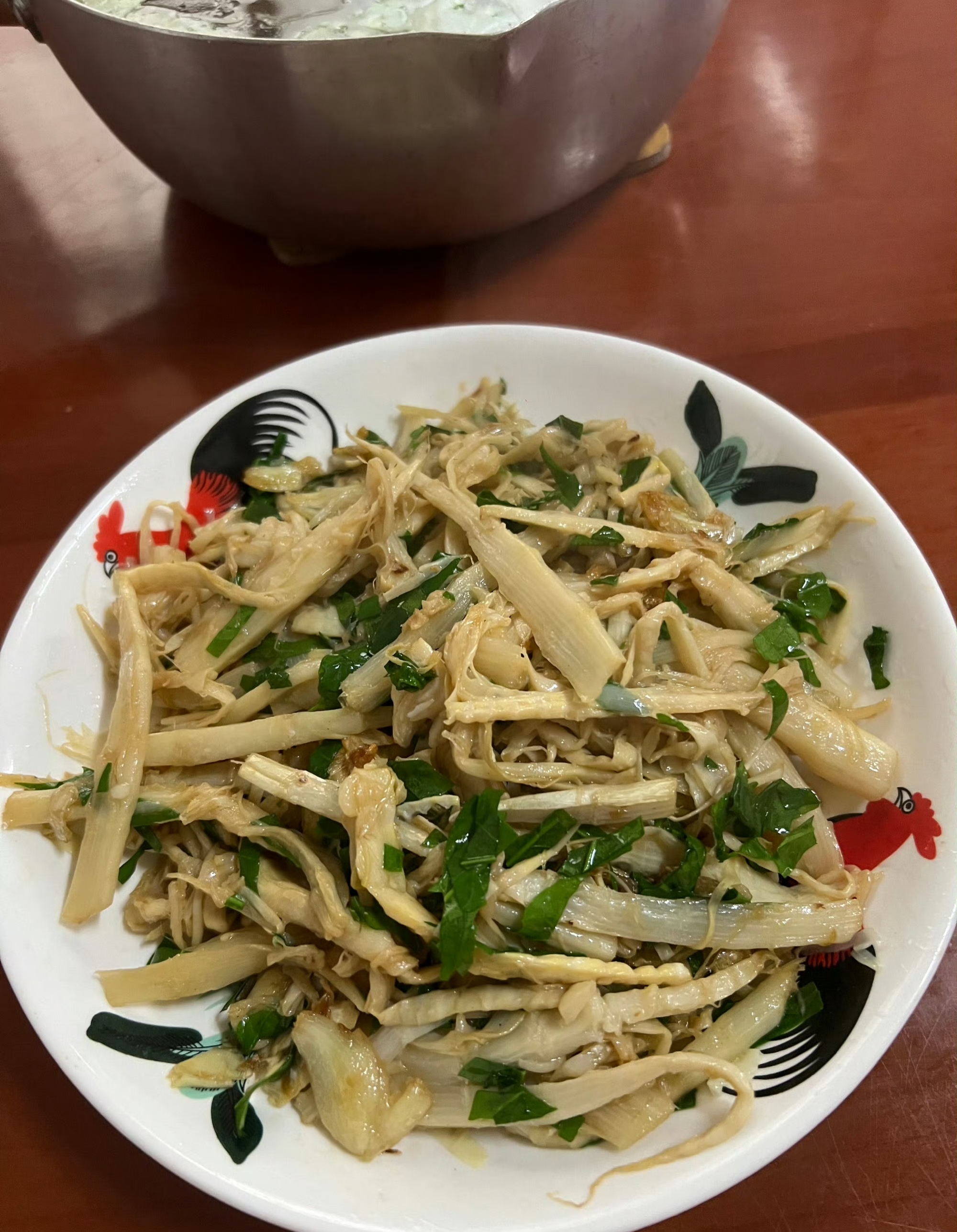 晚餐白切土鸭蘸料是紫苏酱油鸡皮果叶炒苦笋冬瓜鸭血汤