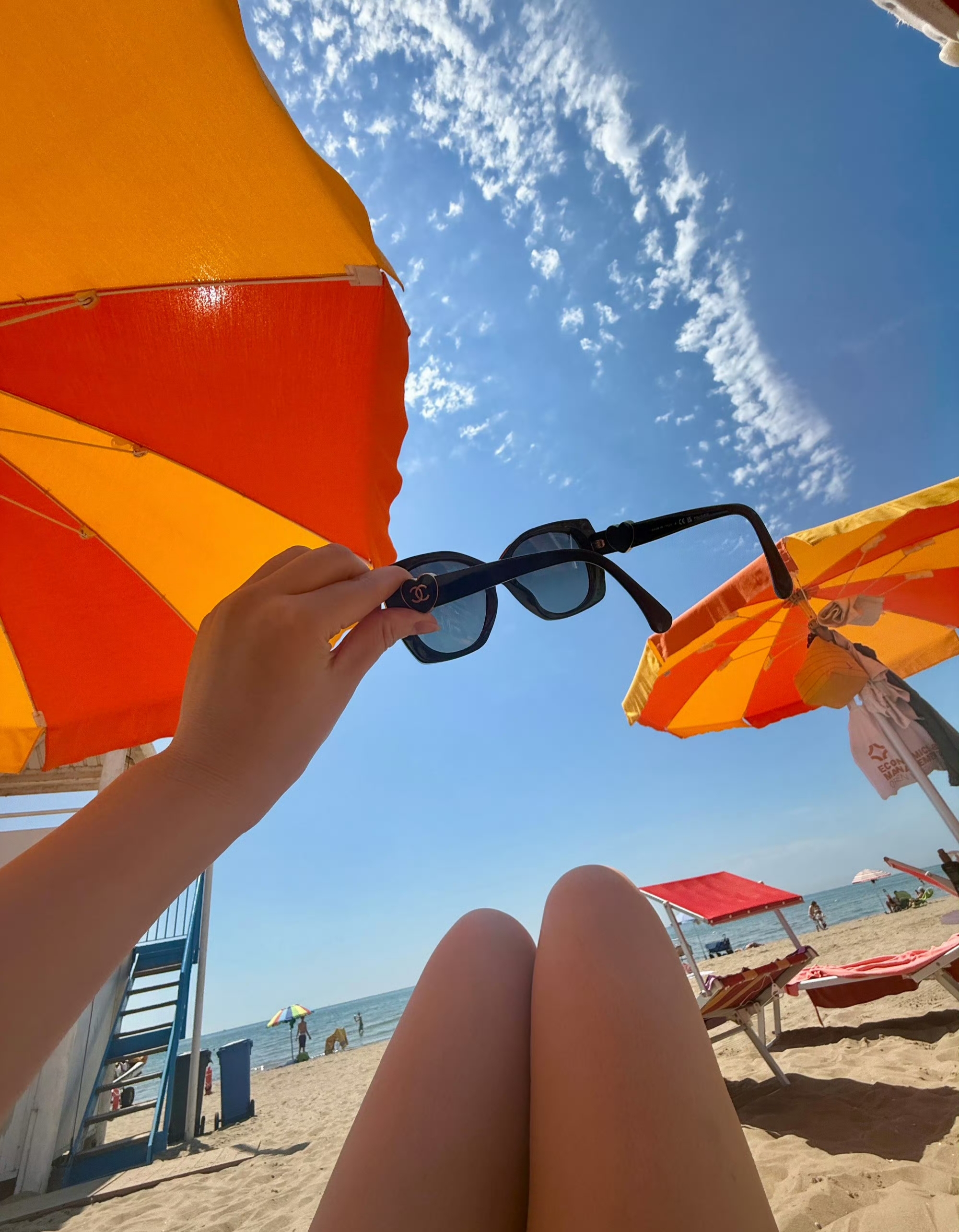 "   "沙滩美女有椰子树喝饮料图片周六自己一个人出去逛公园