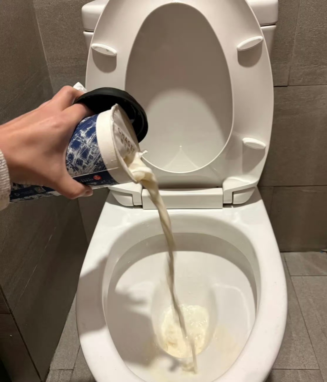 时事热点我来评#你自山河林间来,惊鸿一现百花开