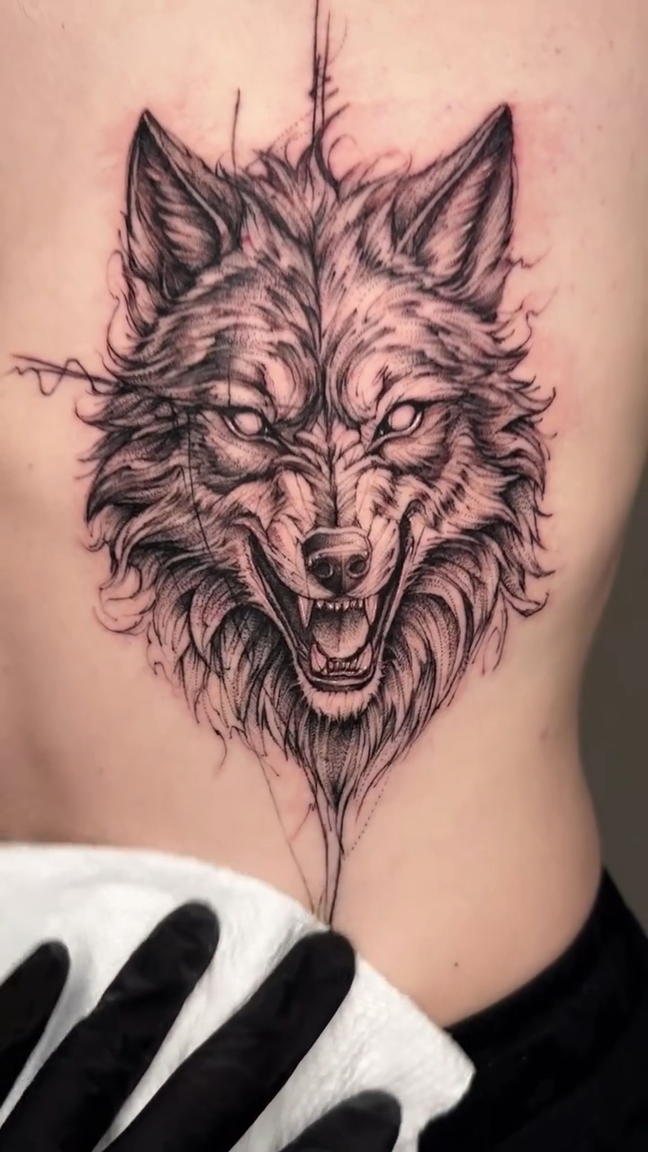 北京纹身/男生侧肋狼头纹身
