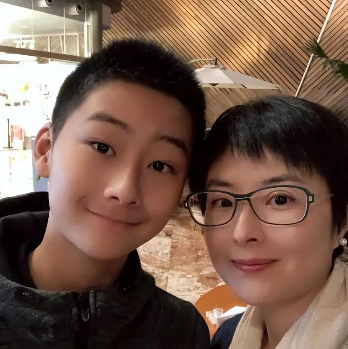 辞别央视成转折52岁张泉灵的人生比你想象更精彩