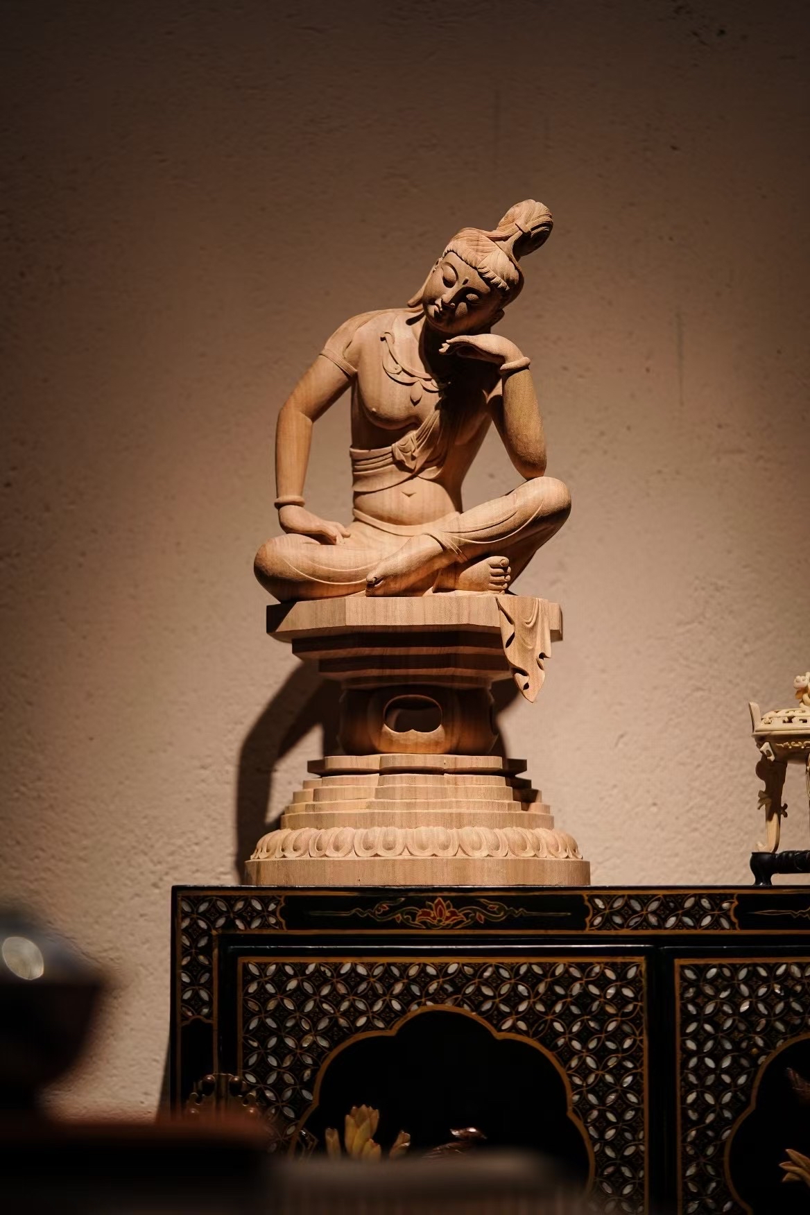 菩萨像古代人物坐像雕塑观音菩萨思惟像思惟观音原图唐代宫廷陈设思惟