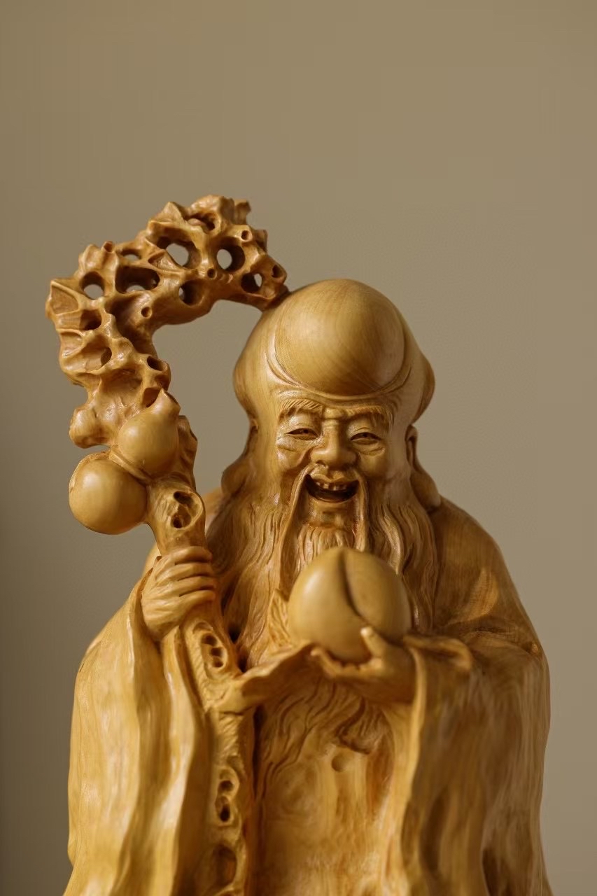 雕刻工写相兼,形神有稚拙率真之趣,寿星捧桃,若从仙山