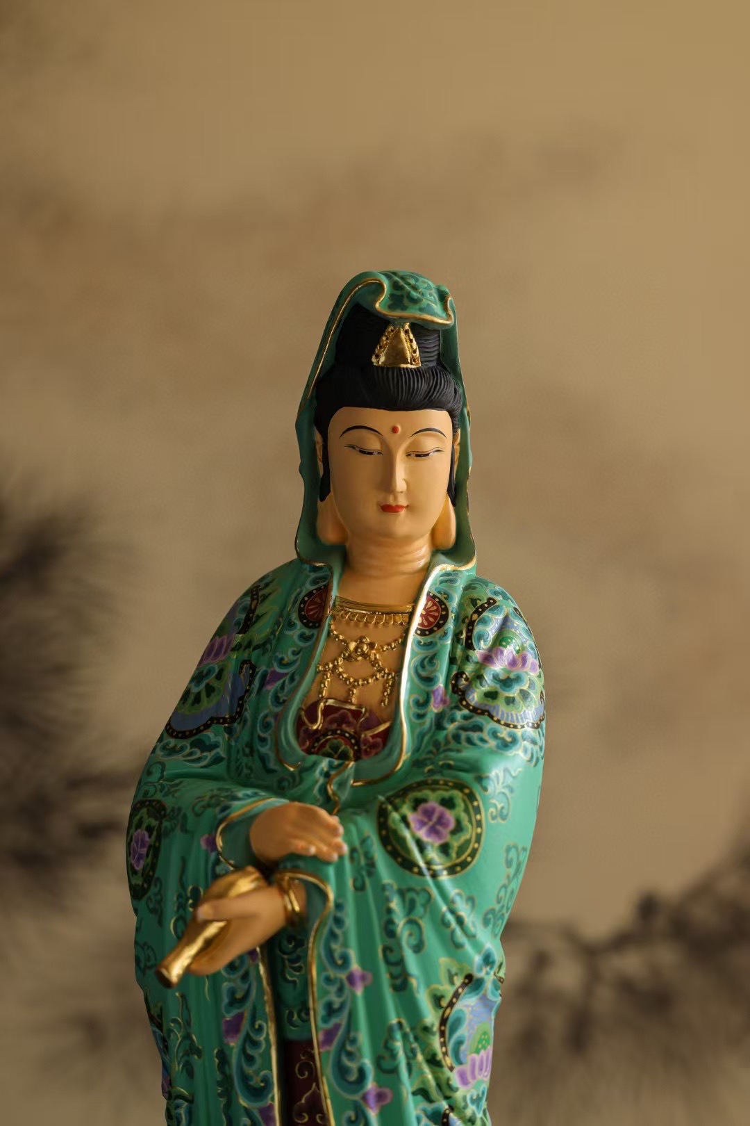 雕刻细腻,材质温润.施以矿物彩绘,纹饰富贵典雅